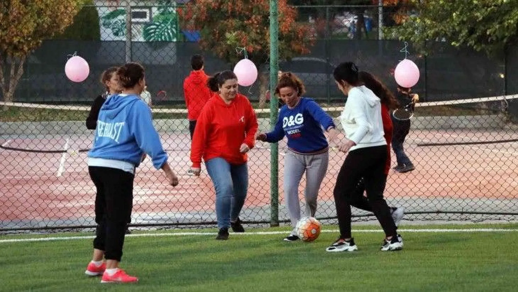 Kadınlar meme kanserine dikkat çekmek için futbol oynadı