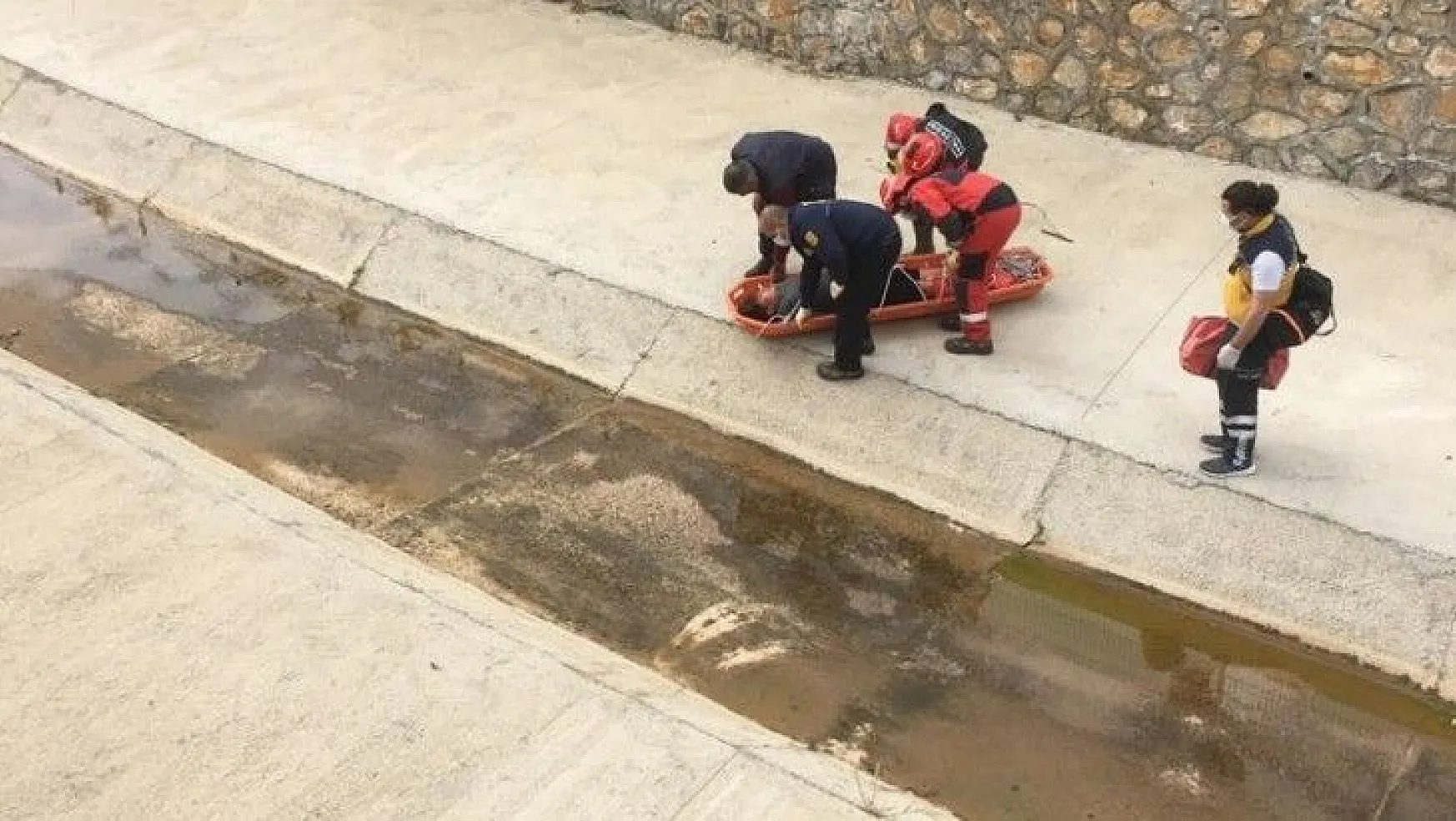 Kanala düşen çocuğu itfaiye kurtardı
