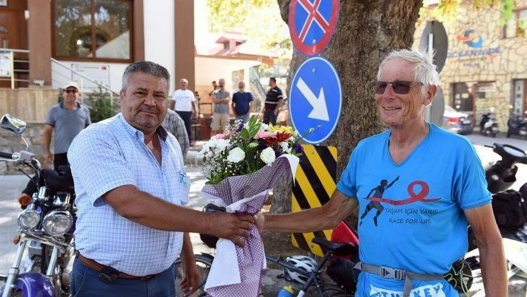 Kanserle mücadeleye dikkat çekmek için bisikletle İngiltere'den Fethiye'ye geldi