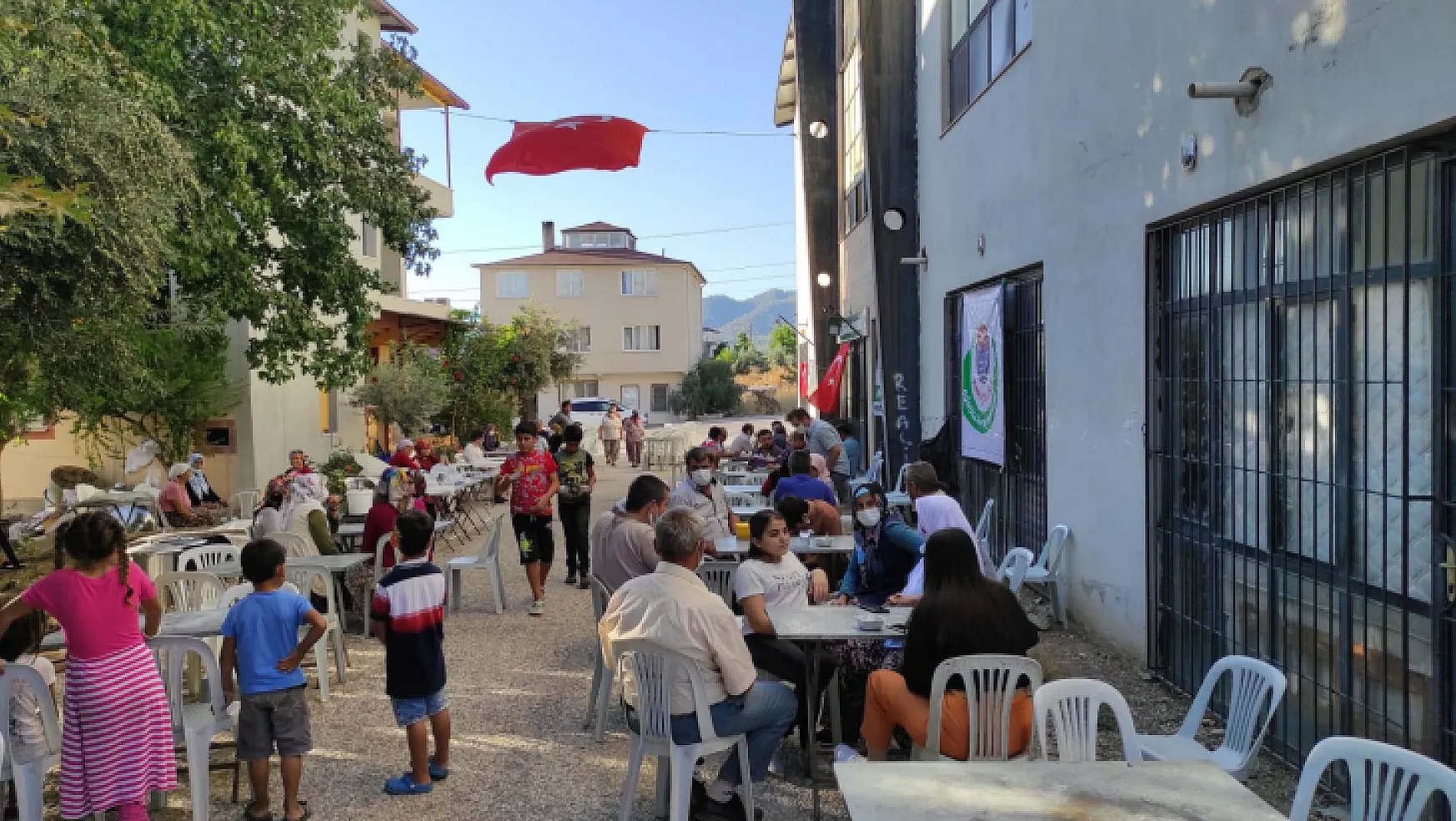 Karaçulha Gönüllüleri Derneği Hamza Özkaraca için 3500 kişilik aşure ikramında bulundu