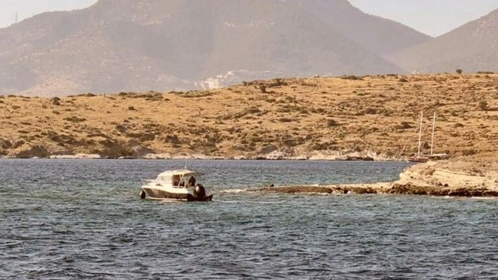 Kayalıklara oturan tekneyi Kıyı Emniyet kurtardı