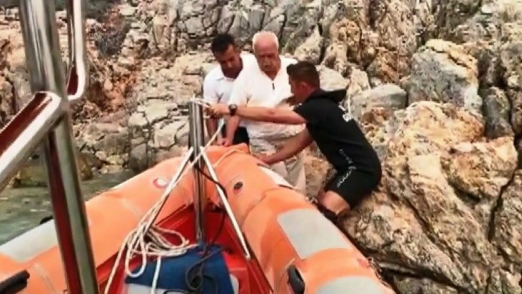 Kayalıklara sığınan yaşlı adamı, Sahil Güvenlik kurtardı