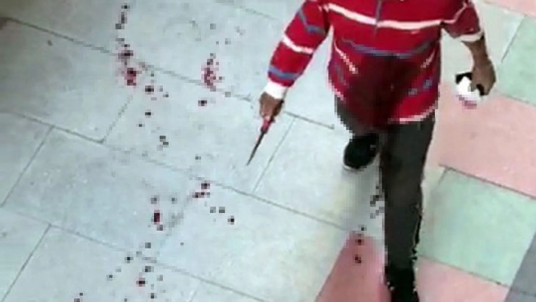 Kendisini bıçaklayanı kanlar içinde elinde bıçakla aradı