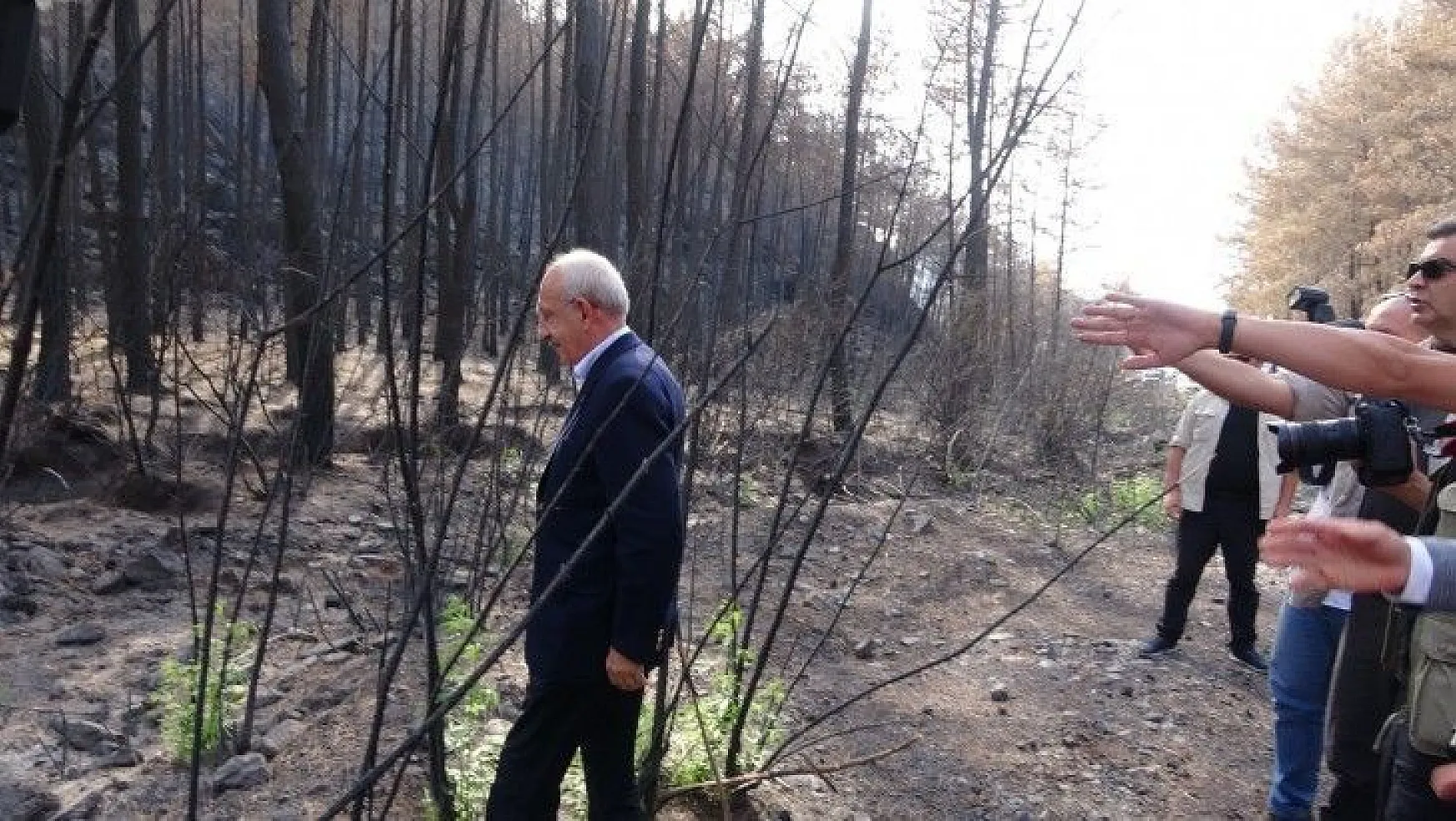 Kılıçdaroğlu Marmaris'te evleri yanan aileyi ziyaret etti, yeşillenen bir ağacın fotoğrafını çekti