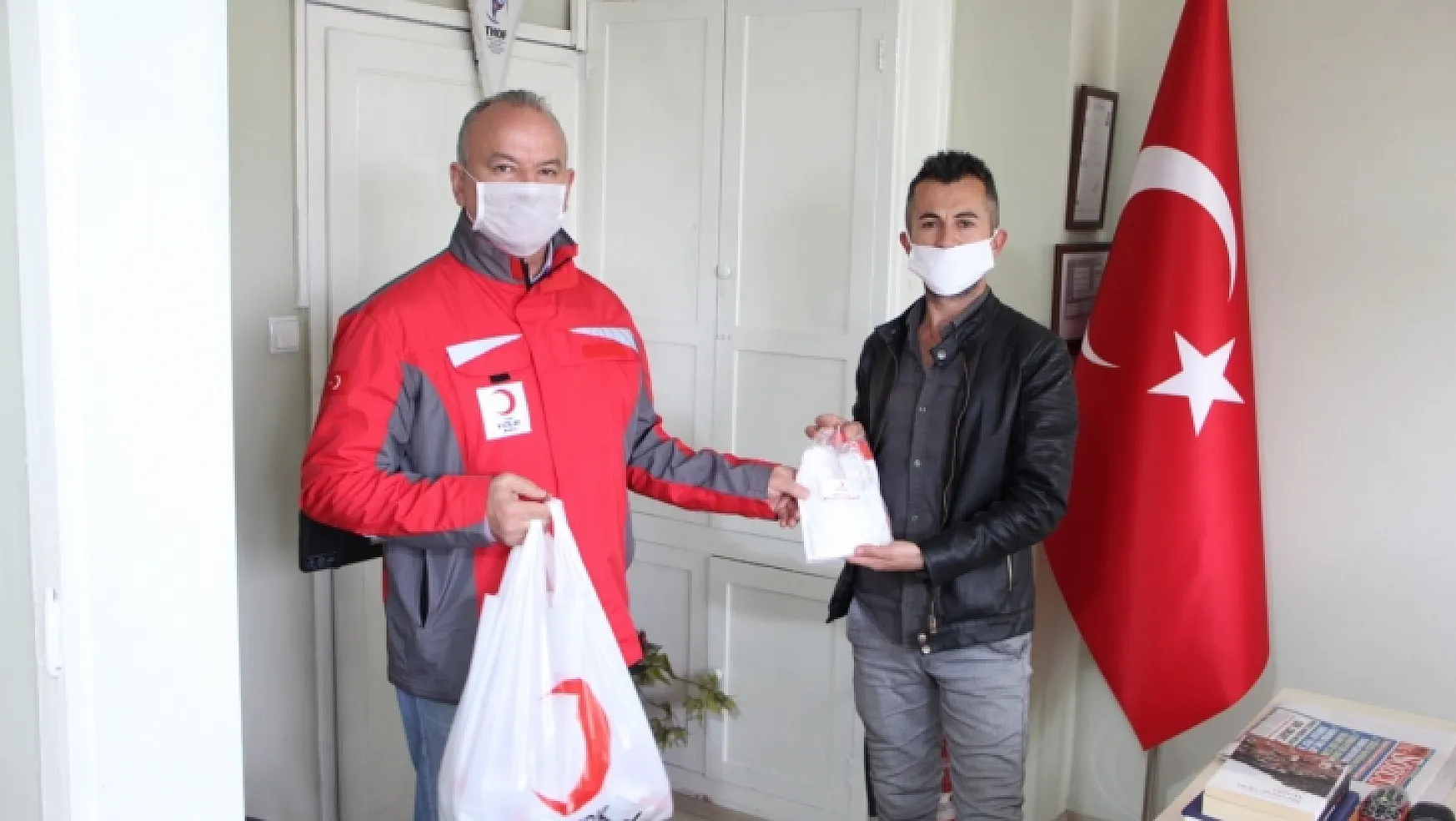 Kızılay'dan Basın mensuplarına Dezenfektan ve Maske Desteği