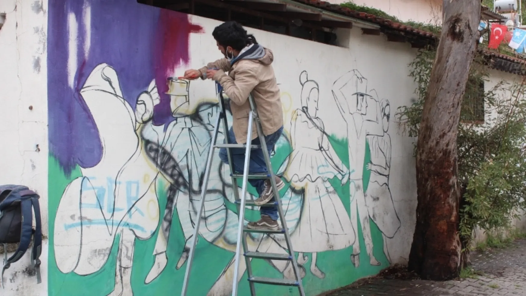 Kolombiyalı Ressam Fethiye sokaklarını süslüyor 