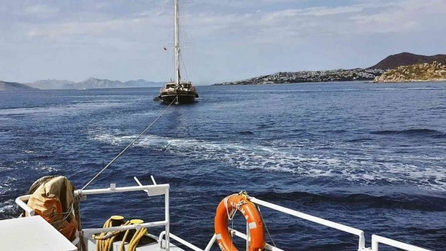 Kos açıklarında sürüklenen tekne Bodrum'a çekildi