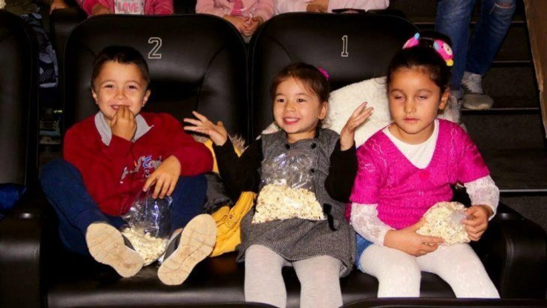 Köy okullarından gelen öğrenciler aileleriyle birlikte film izledi