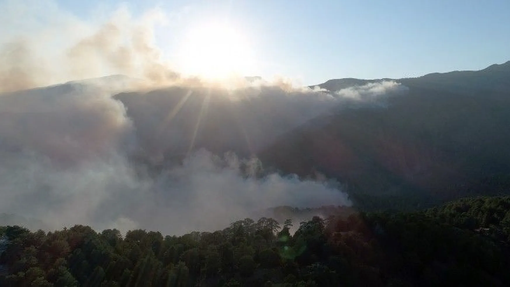 Köyceğiz dağlarının yoğun dumanı havadan görüntülendi