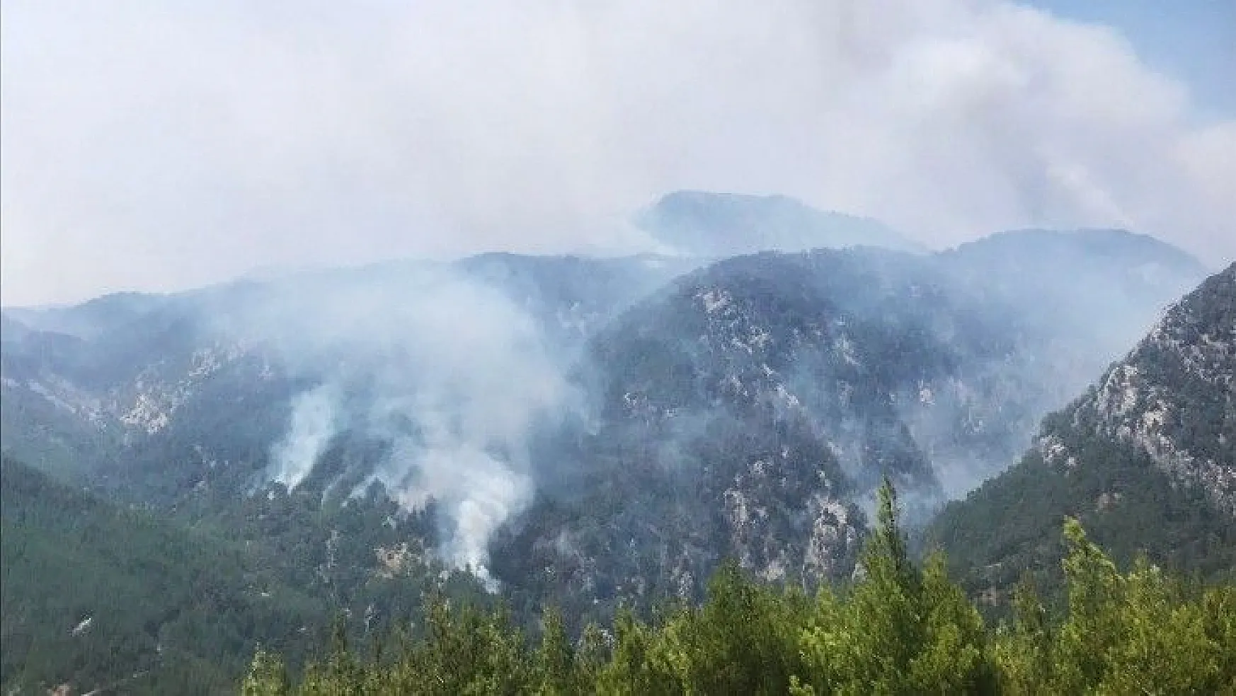 Köyceğiz yangınına 4 uçak ve helikopter müdahale ediyor