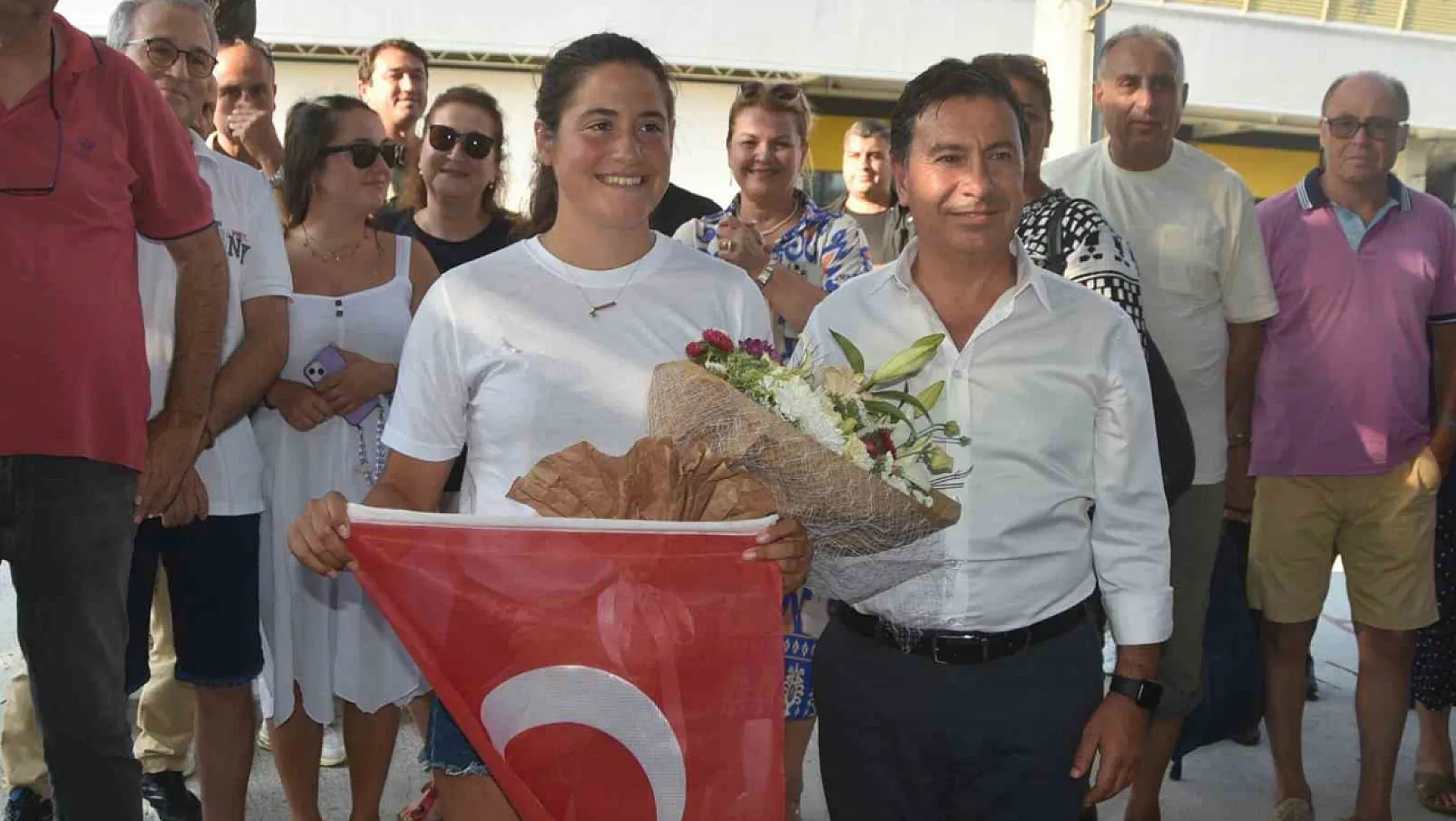 Kuzey Kanalı'nı yüzerek geçerek adını tarihe yazdıran Aysu memleketinde  coşkuyla karşılandı