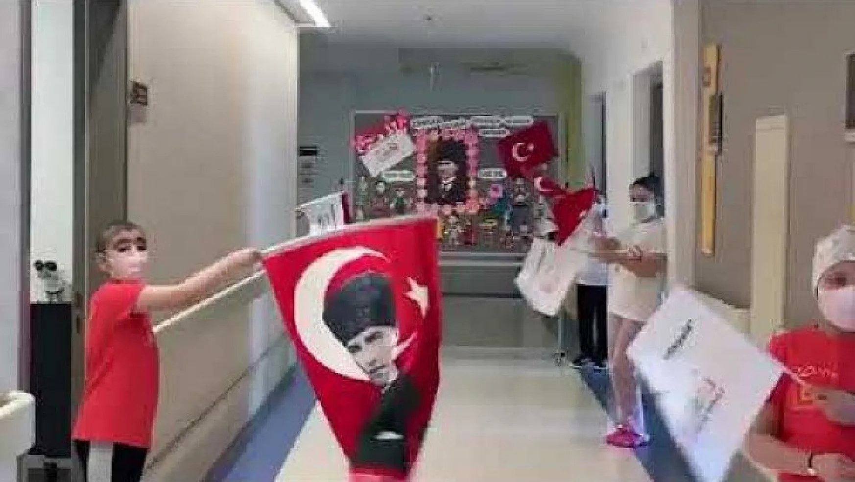 Lösemili çocuklar hastane koridorunda 23 Nisan'ı kutladı