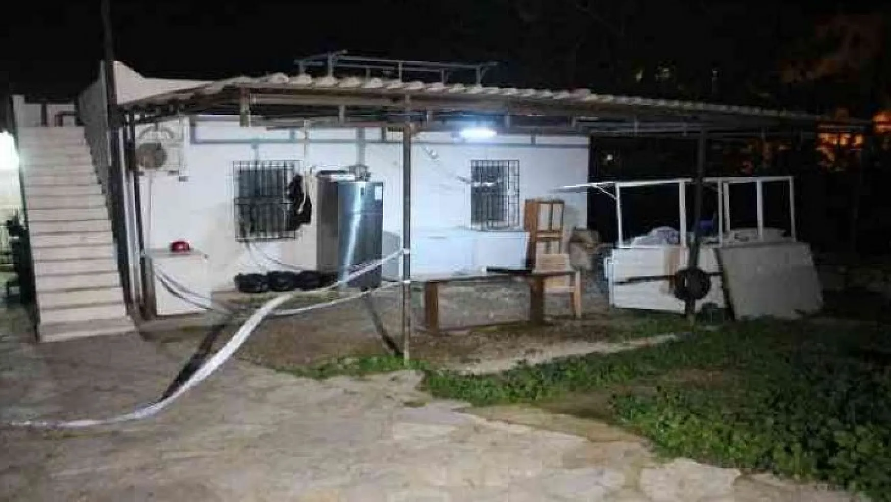 Mahalleli deprem sandı: Duvar yıkıldı, evler tahliye edildi