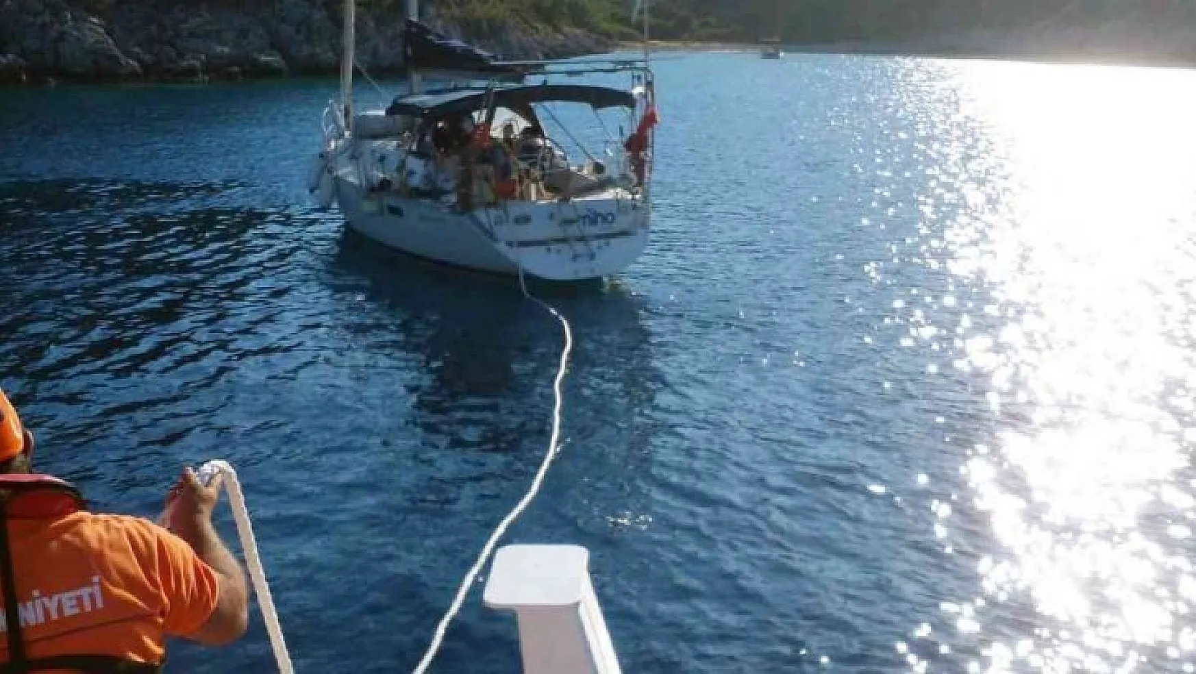 Makine arızası yapan tekne Marinaya çekildi