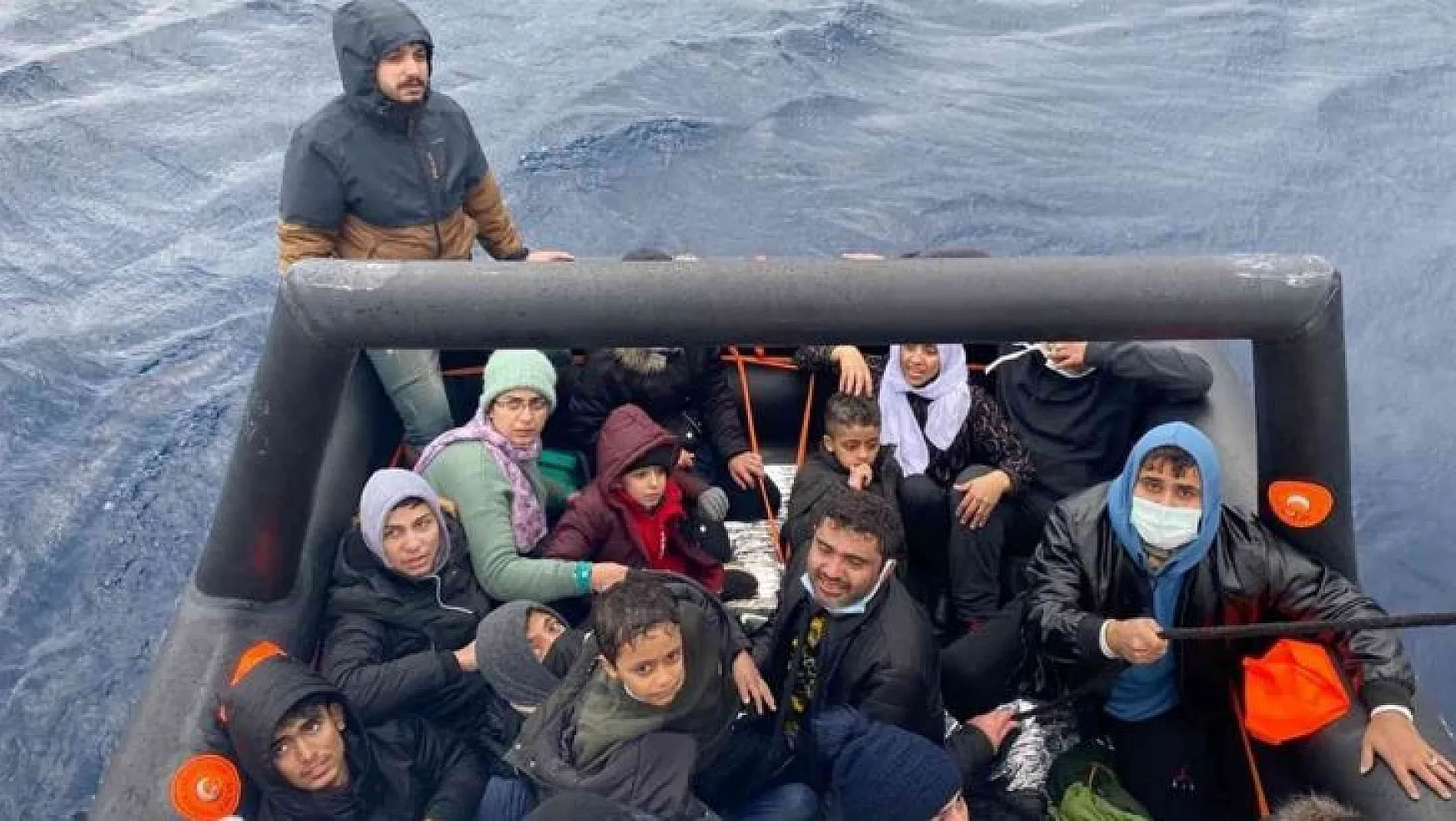 Marmaris'te 17 düzensiz göçmen kurtarıldı