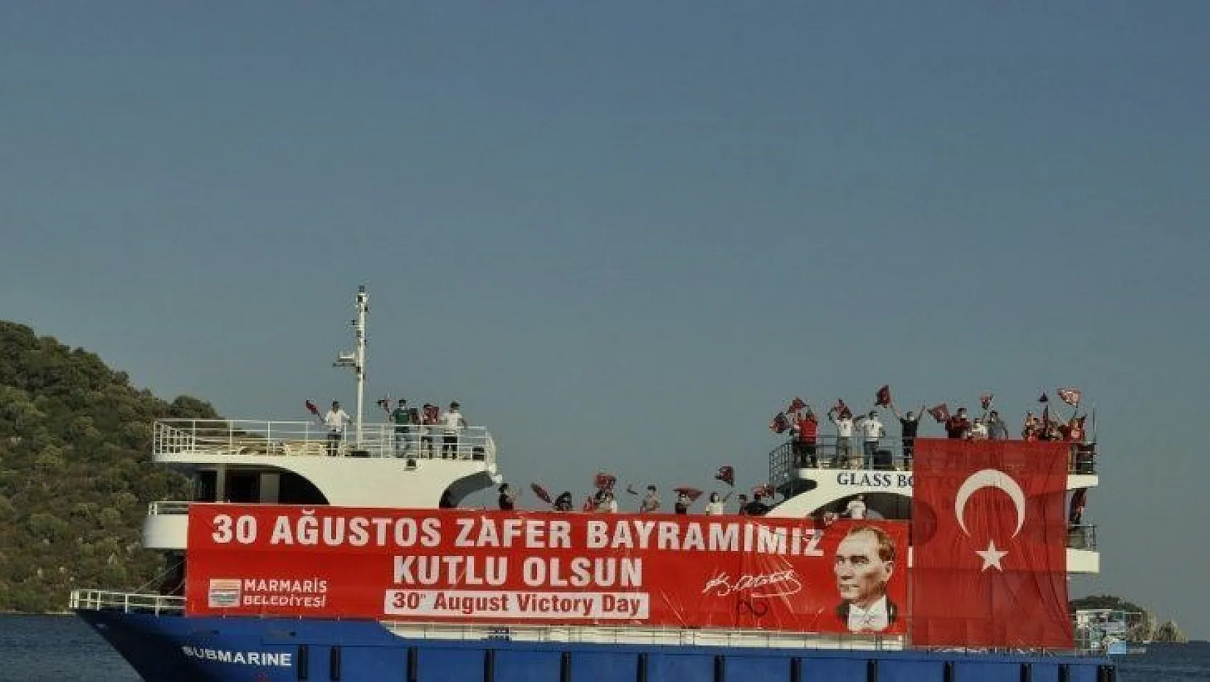 Marmaris'te 30 Ağustos Zafer Bayramı denizde, karada ve havada bayraklar ile kutlandı