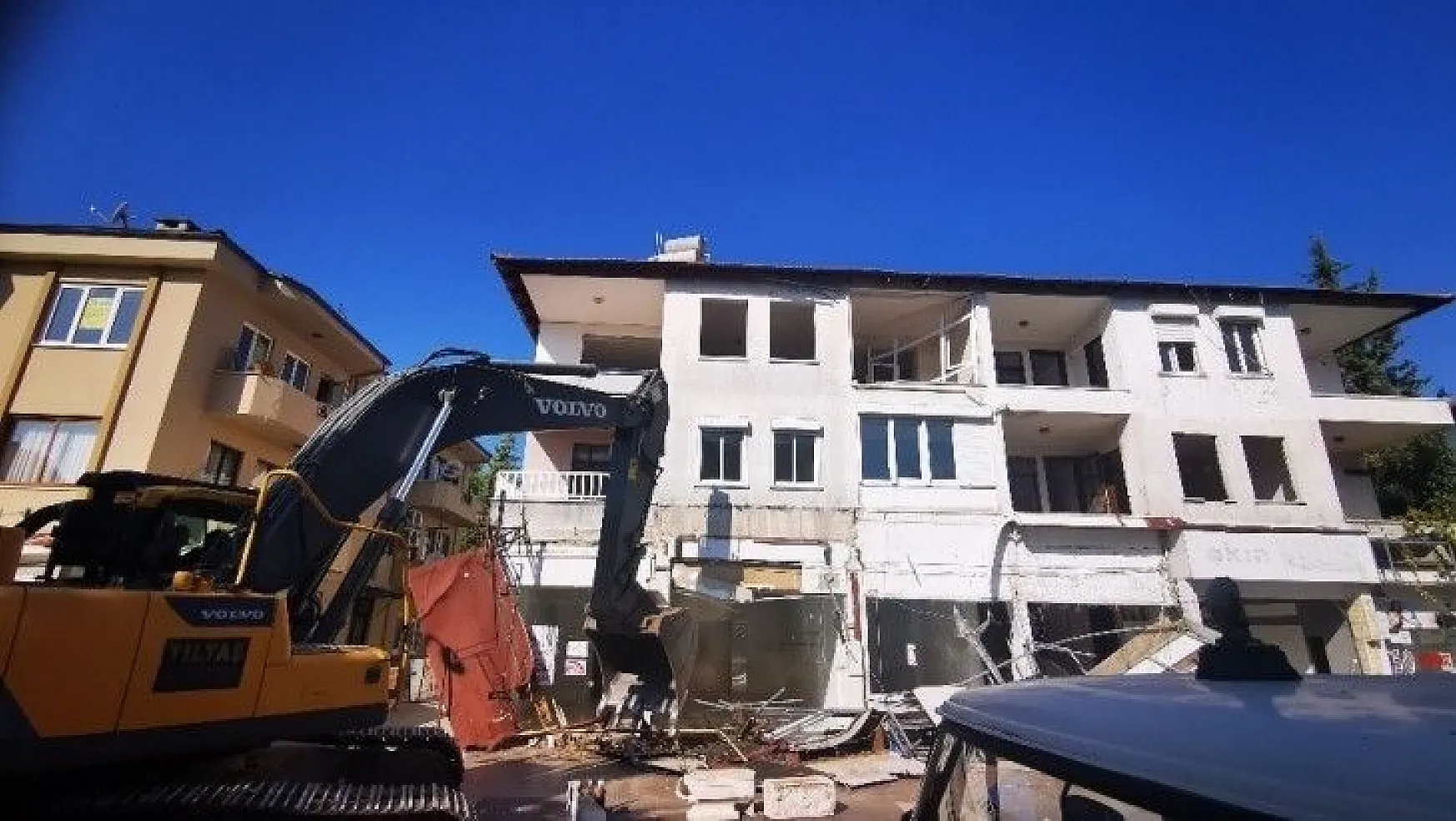 Marmaris'te depreme dayanıksız binalar yıkılıyor