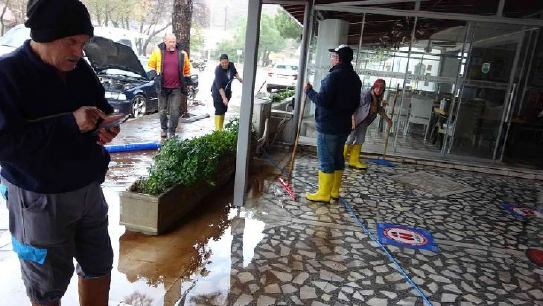 Marmaris'te evleri basan sel suları tahliye ediliyor