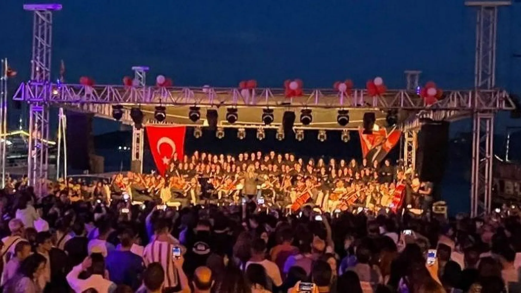 Marmaris'te gençlerden oluşan 120 kişilik koro konser verdi