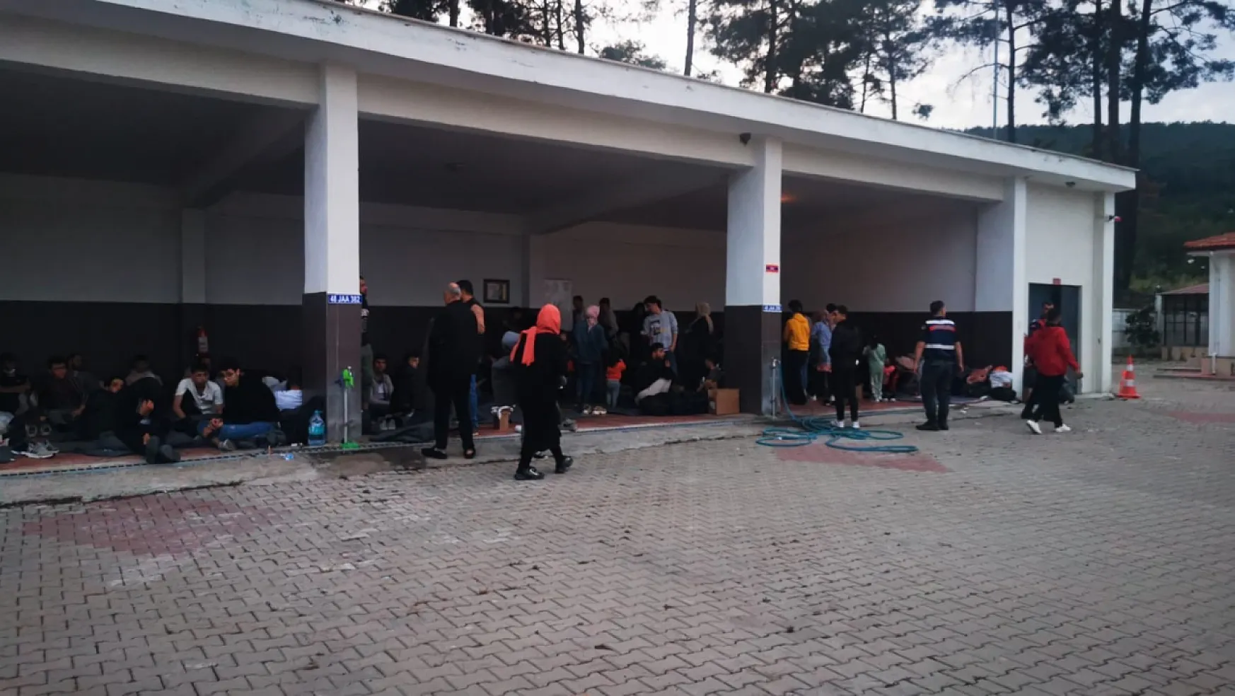 Jandarma ekipleri 96 düzensiz göçmen yakaladı