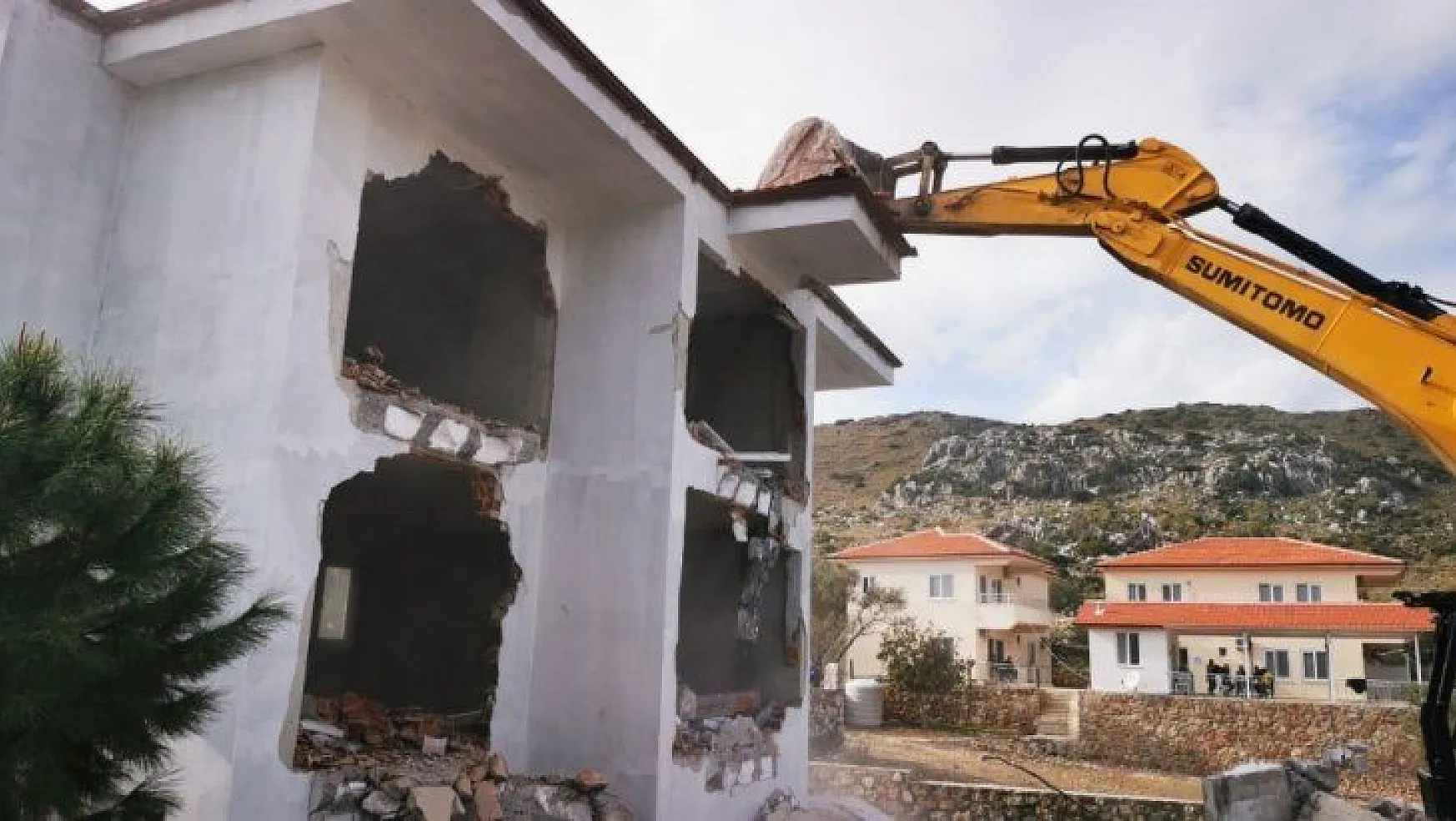 Marmaris'te kaçak 2 yapının yıkımı tamamlandı