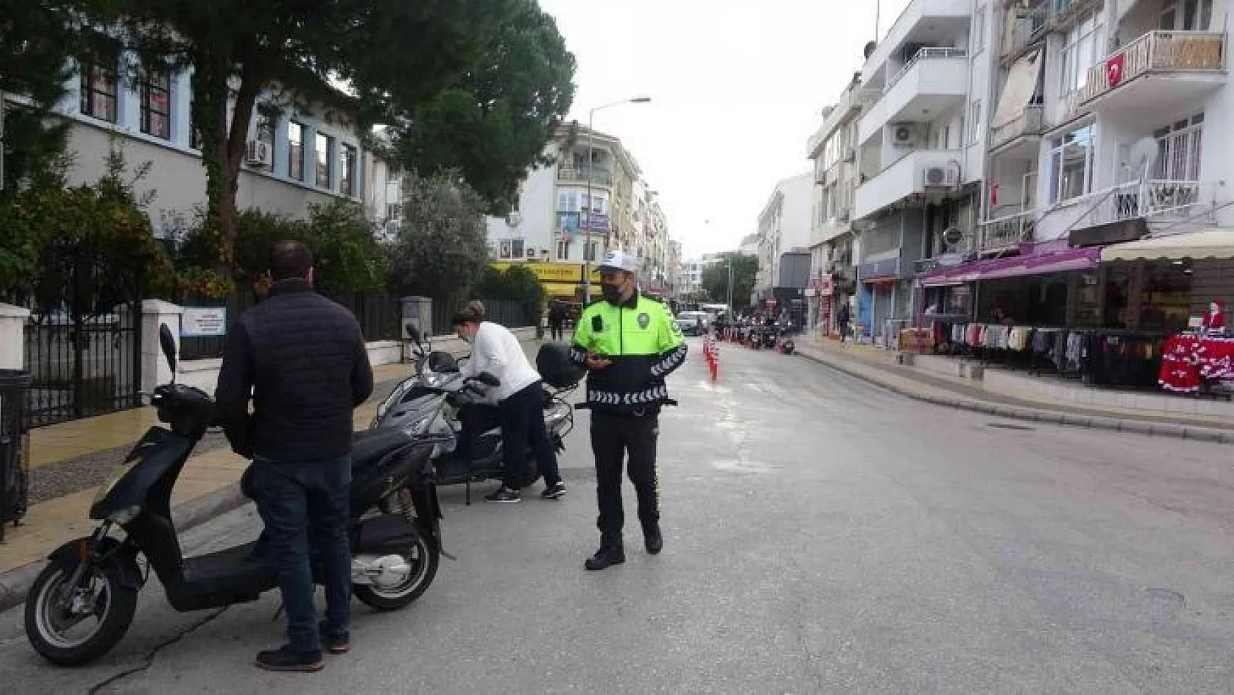 Marmaris'te kask takmayan motosiklet sürücülerine ceza kesildi