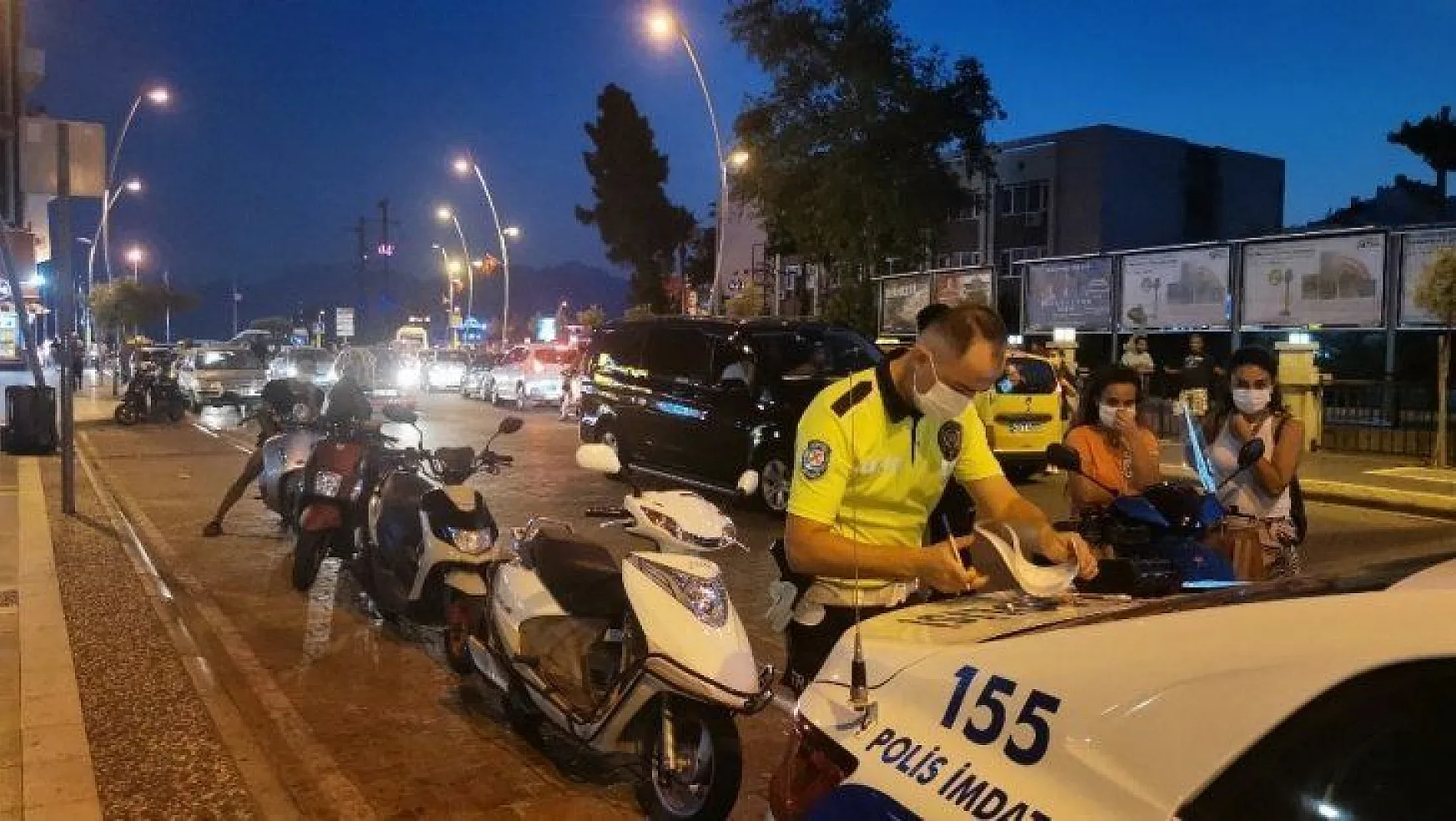 Marmaris'te kasksız ve maskesiz motor sürücülerine ceza yağdı