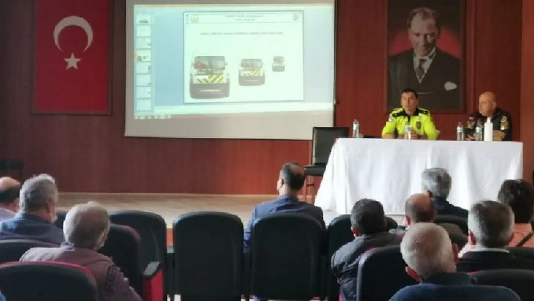 Marmaris'te okul servisi şoförlerine trafik eğitimi verildi