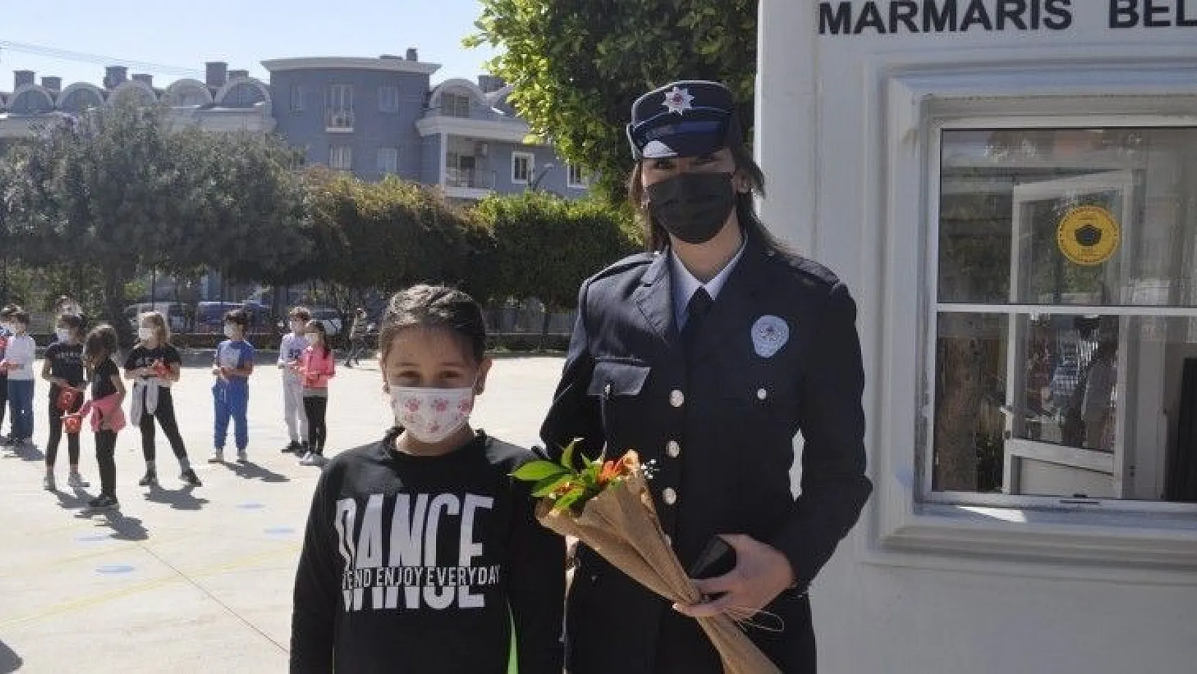Marmaris'te polis ekipleri öğrencilere kep ve maske dağıttı