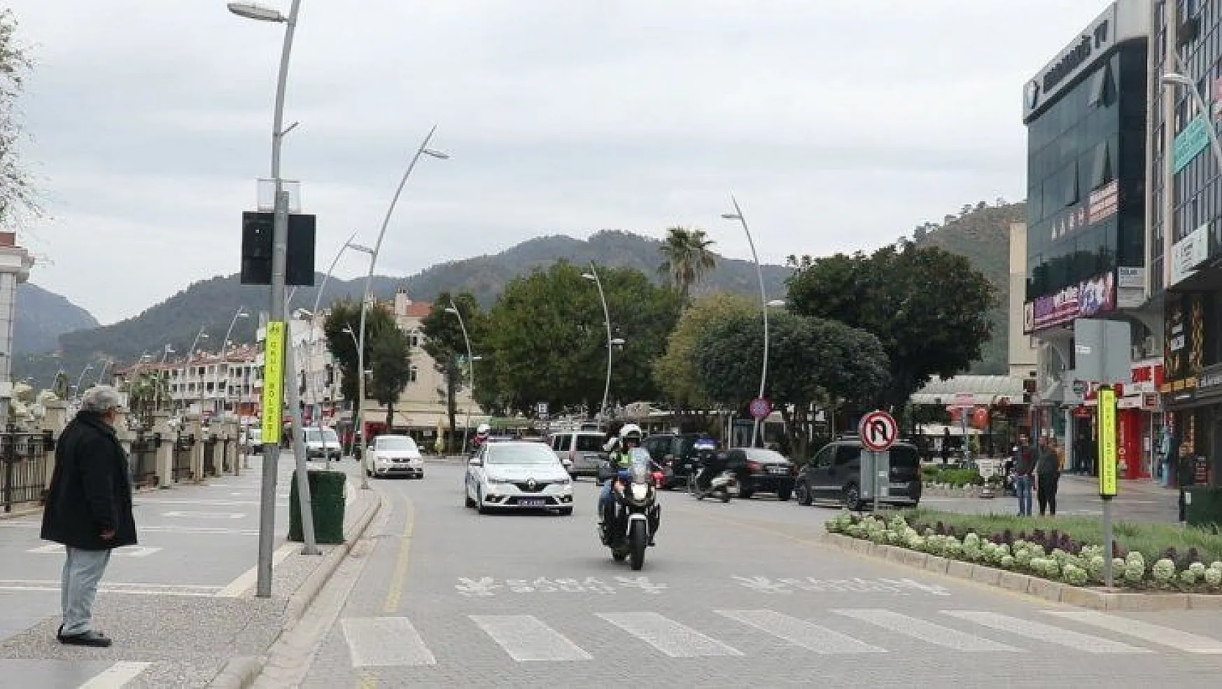 Marmaris'te polis ekipleri sokak sokak dolaşarak evde kalın çağrısı yaptı