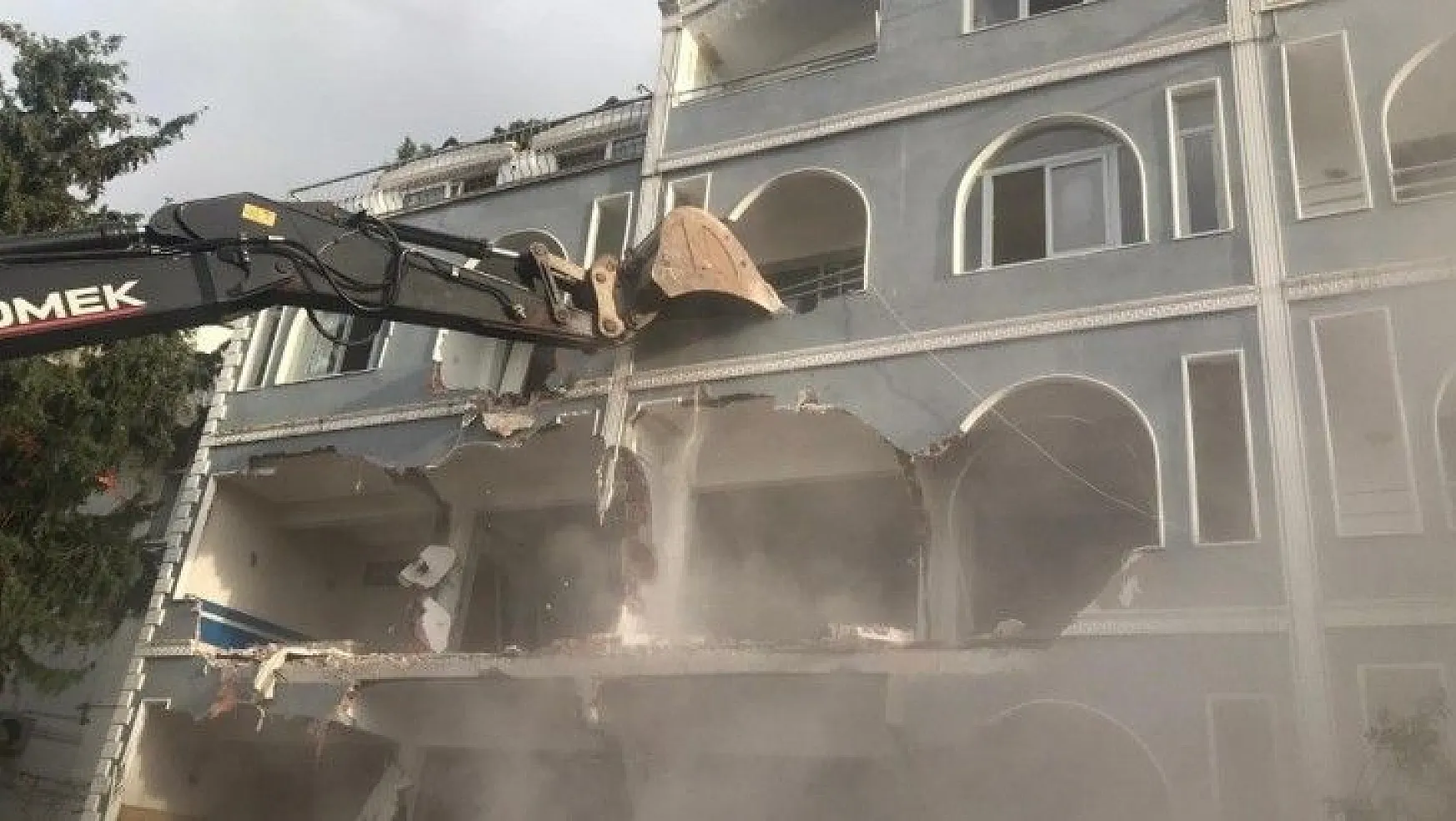 Marmaris'te riskli binaların yıkım işlemleri devam ediyor