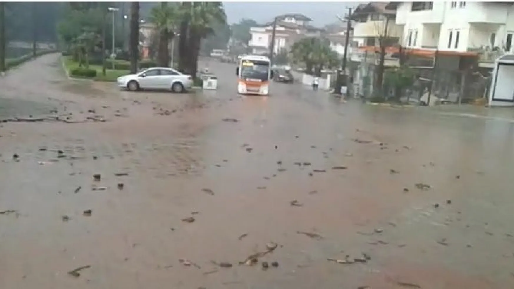Marmaris'te sağanak yağış etkili oluyor