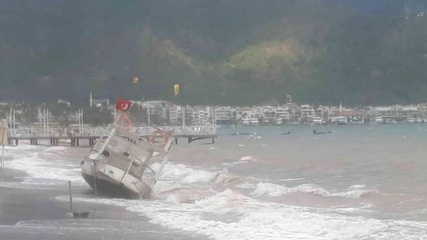 Marmaris'te şiddetli fırtına tekneleri karaya attı