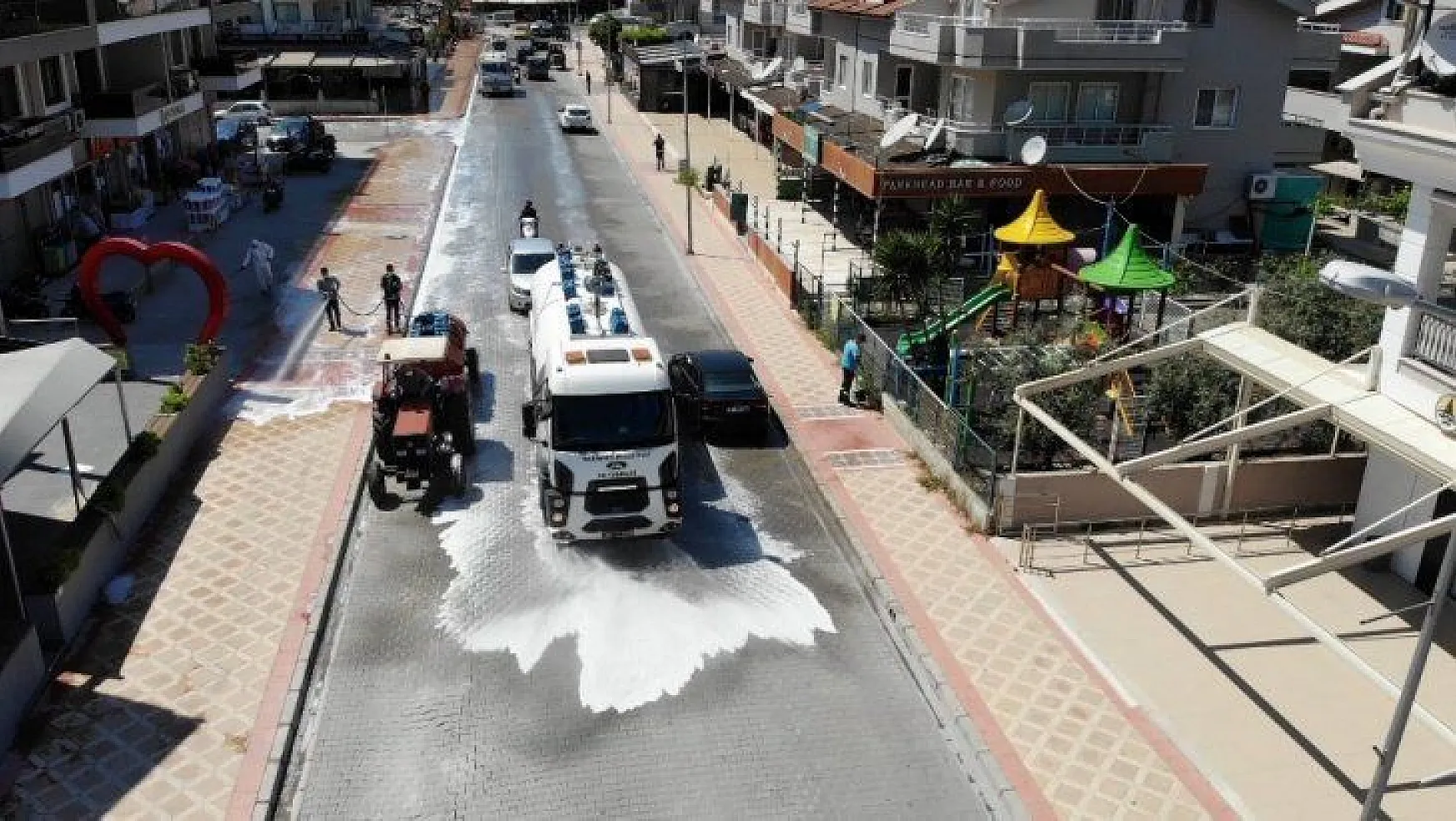 Marmaris'te sokaklar dezenfekte edildi