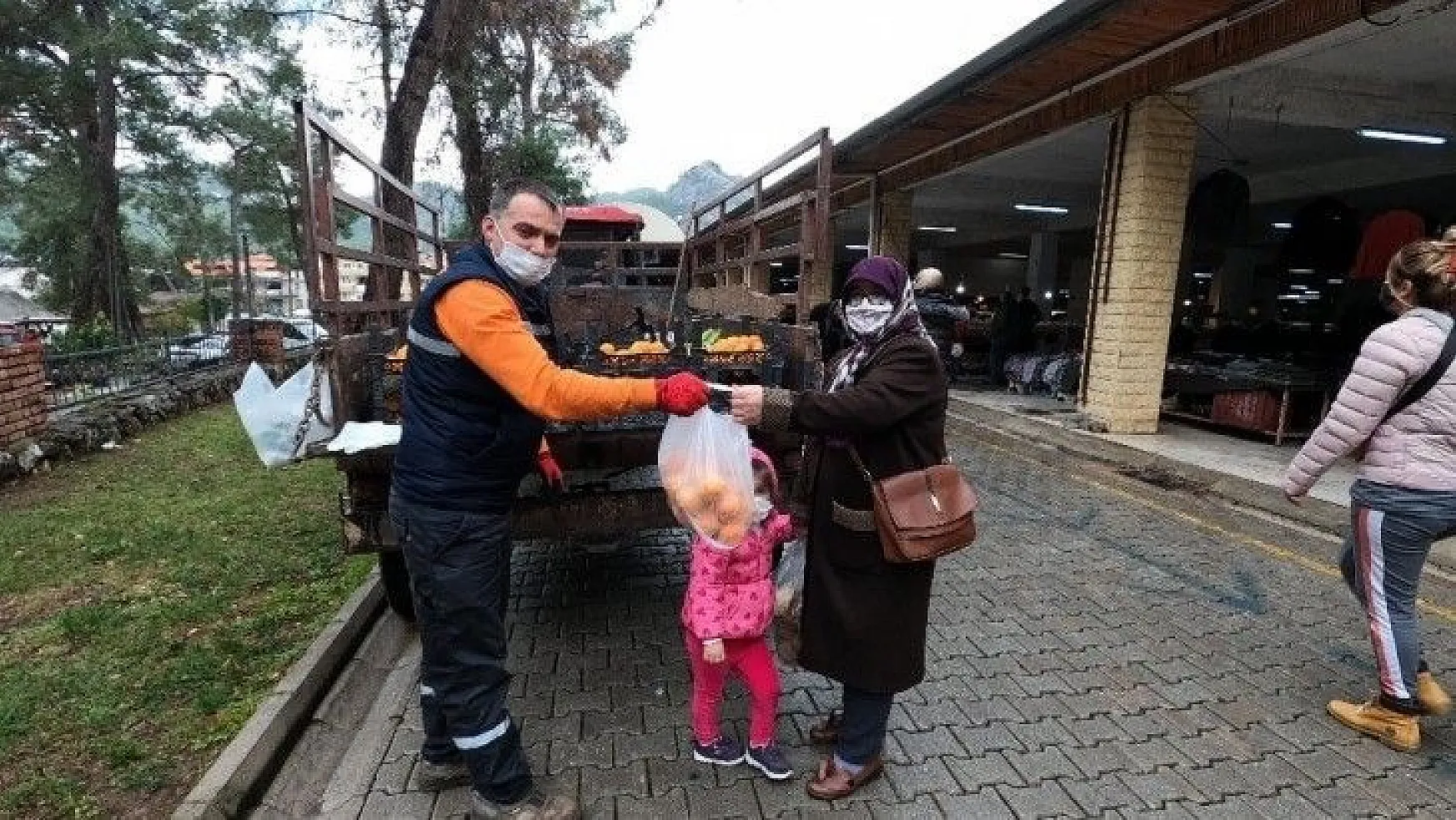 Marmaris'te toplanan turunçlar vatandaşlara dağıtıldı