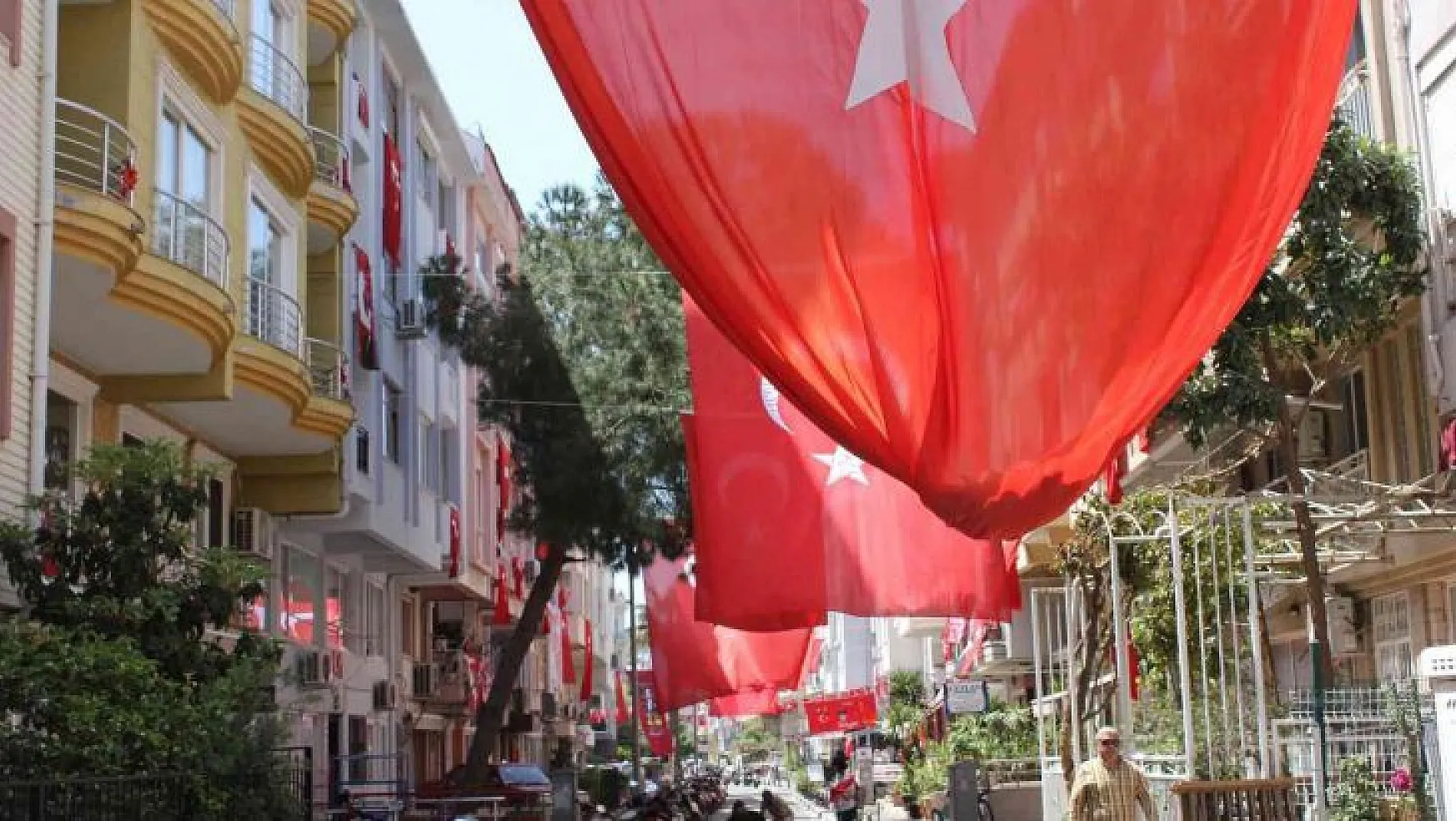 Marmaris'teki bu sokak sekizinci kez 23 Nisan coşkusuna hazırlanıyor