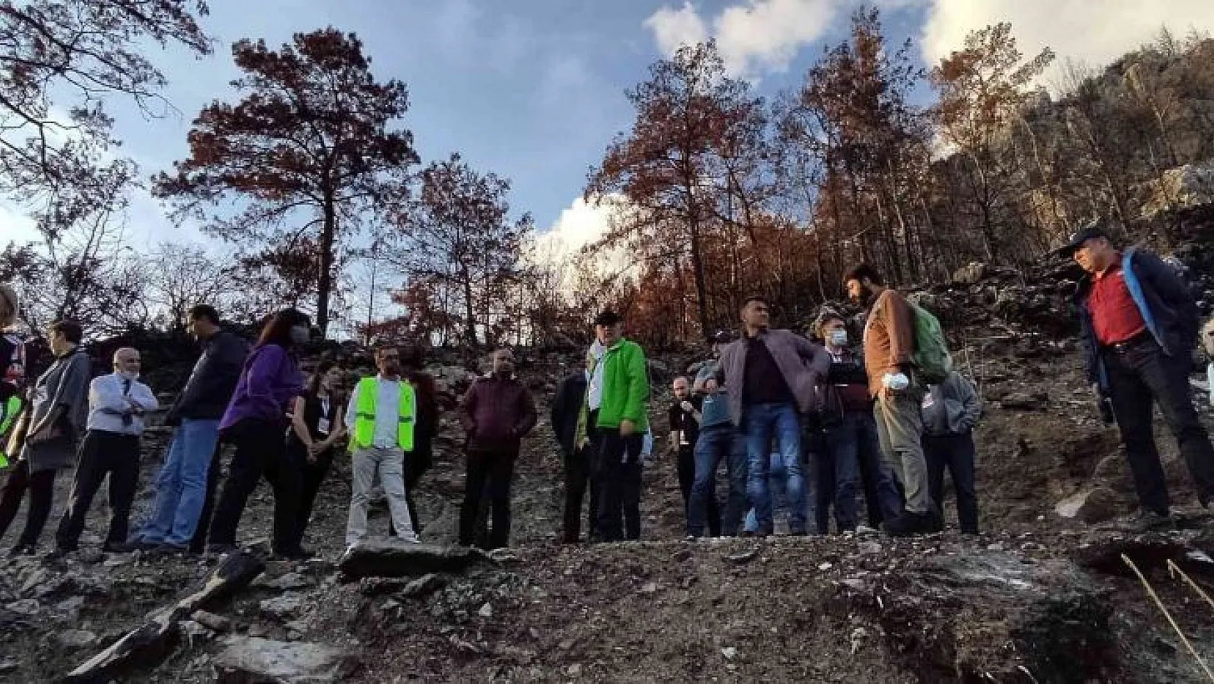 Marmaris'teki çalıştayın katılımcıları yanan sahayı inceledi