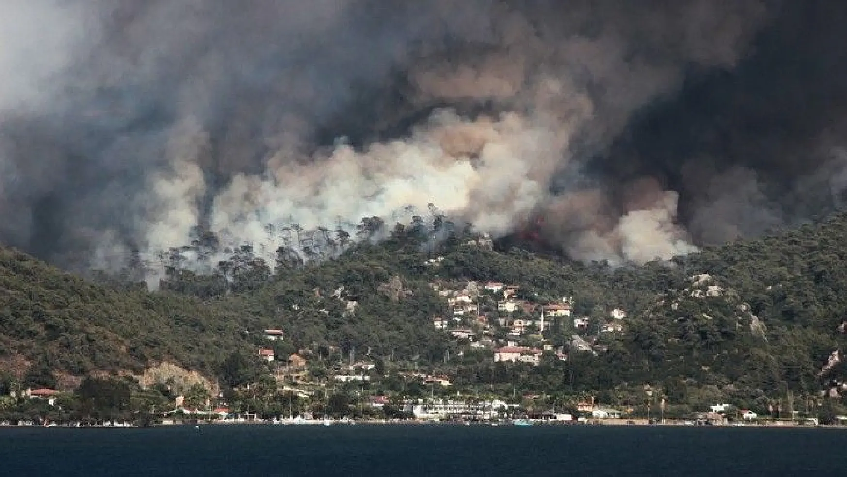 Marmaris'teki yangın Hisarönü Körfezi'ni tehdit ediyor