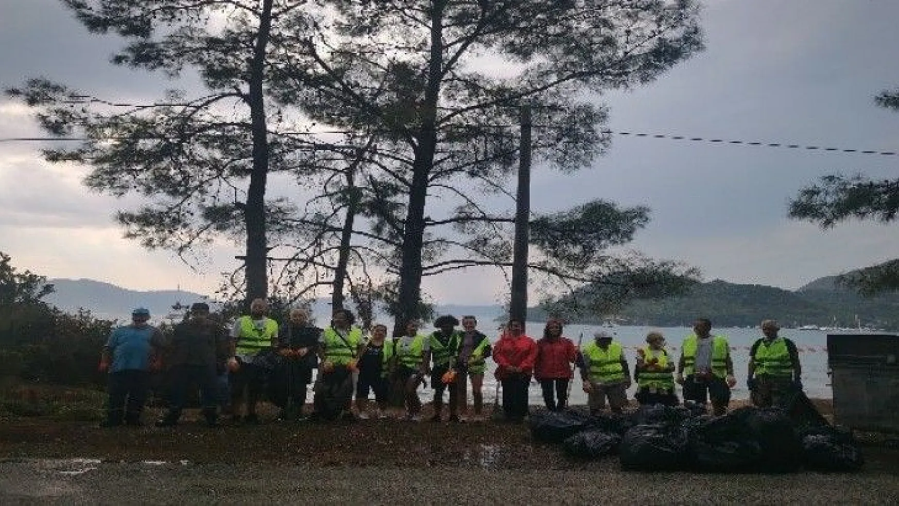 Marmarisli gönüllüler 15 Eylül Dünya Çevre ve Temizlik Günü'nde çöp topladı