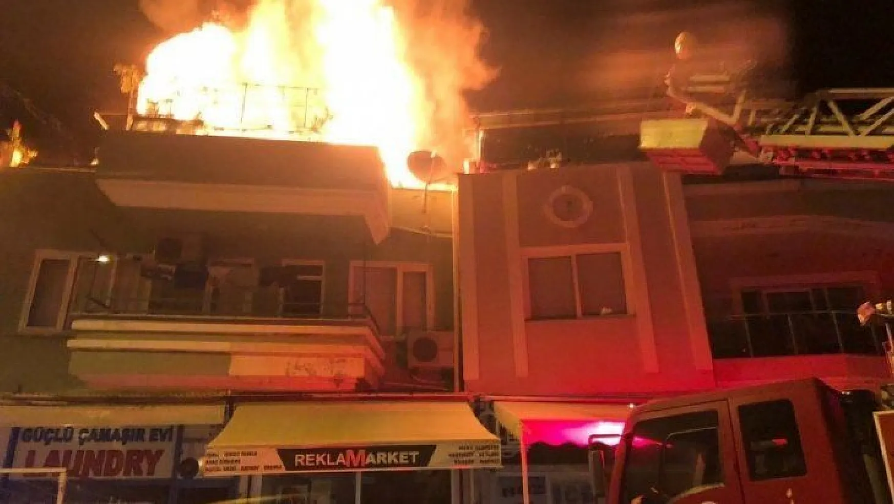 Marmariste çatı katında çıkan yangında iki ev zarar gördü