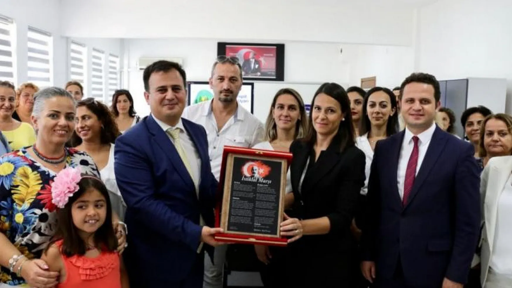 MEB İnşaat ve Emlak Genel Müdürü Gür, Muğla'da okulları ziyaret edip şampiyonları tebrik etti