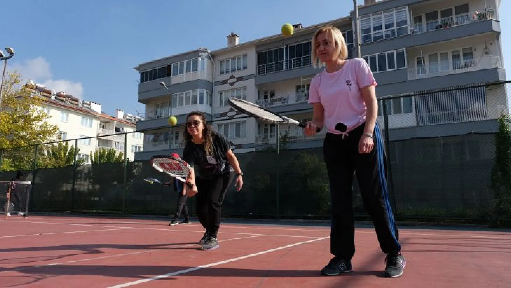 Menteşe Belediyesi'nden Ev Hanımlarına Ücretsiz Tenis Kursu