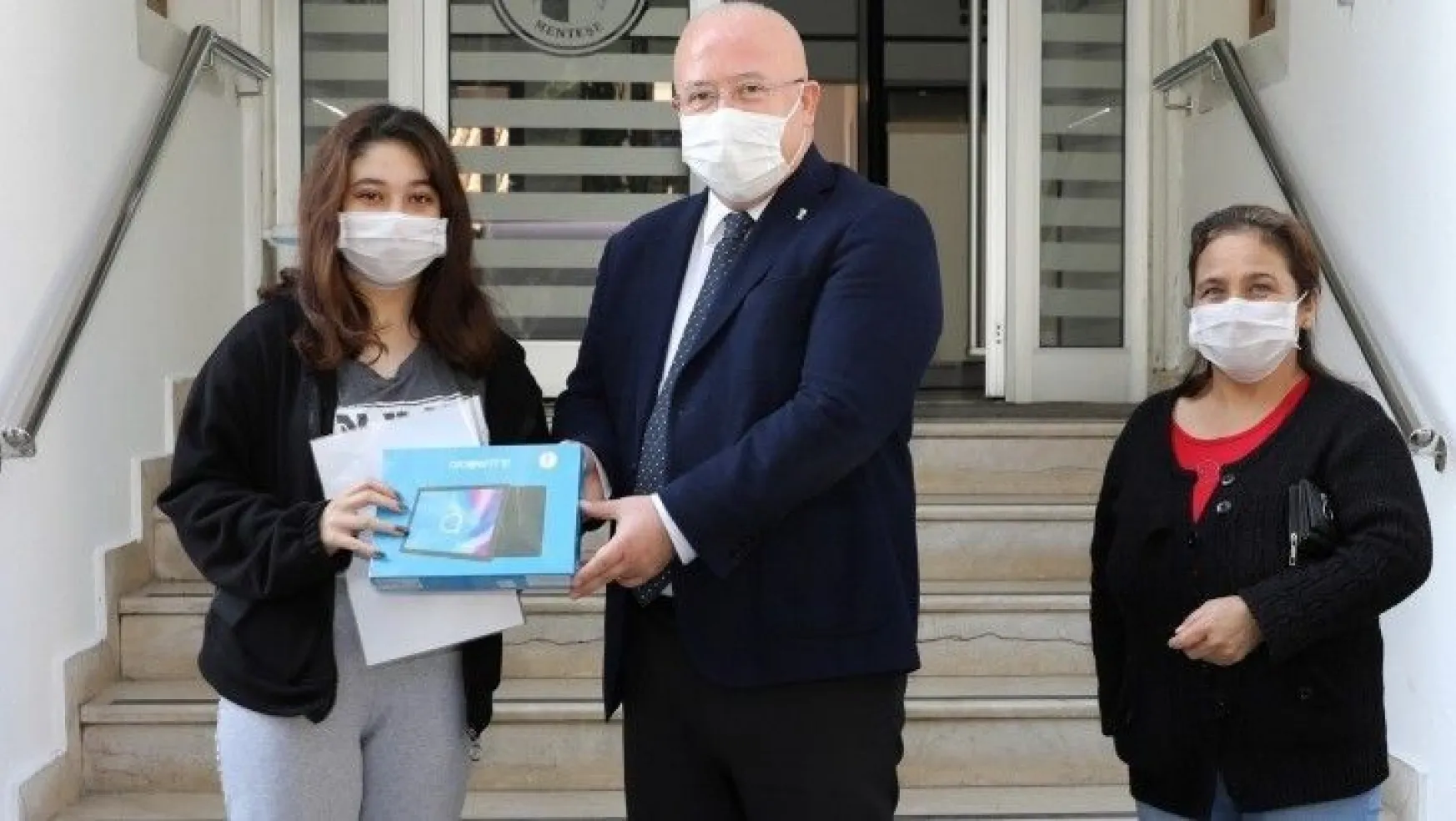 Menteşe Belediyesi Öğrencilere Tablet Dağıtmaya Devam Ediyor