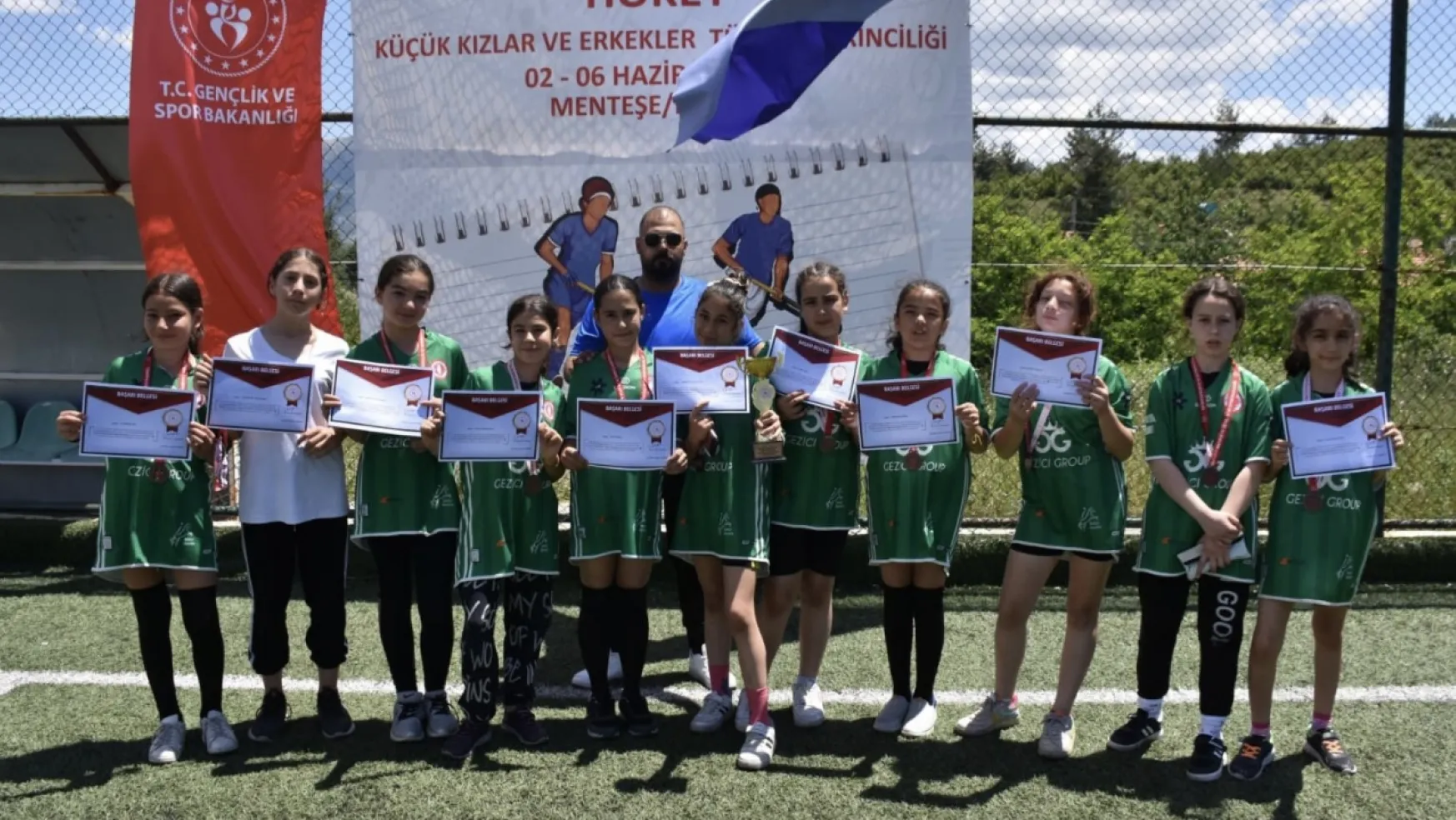 Küçük Kız Hokey takımı Türkiye dördüncüsü oldu