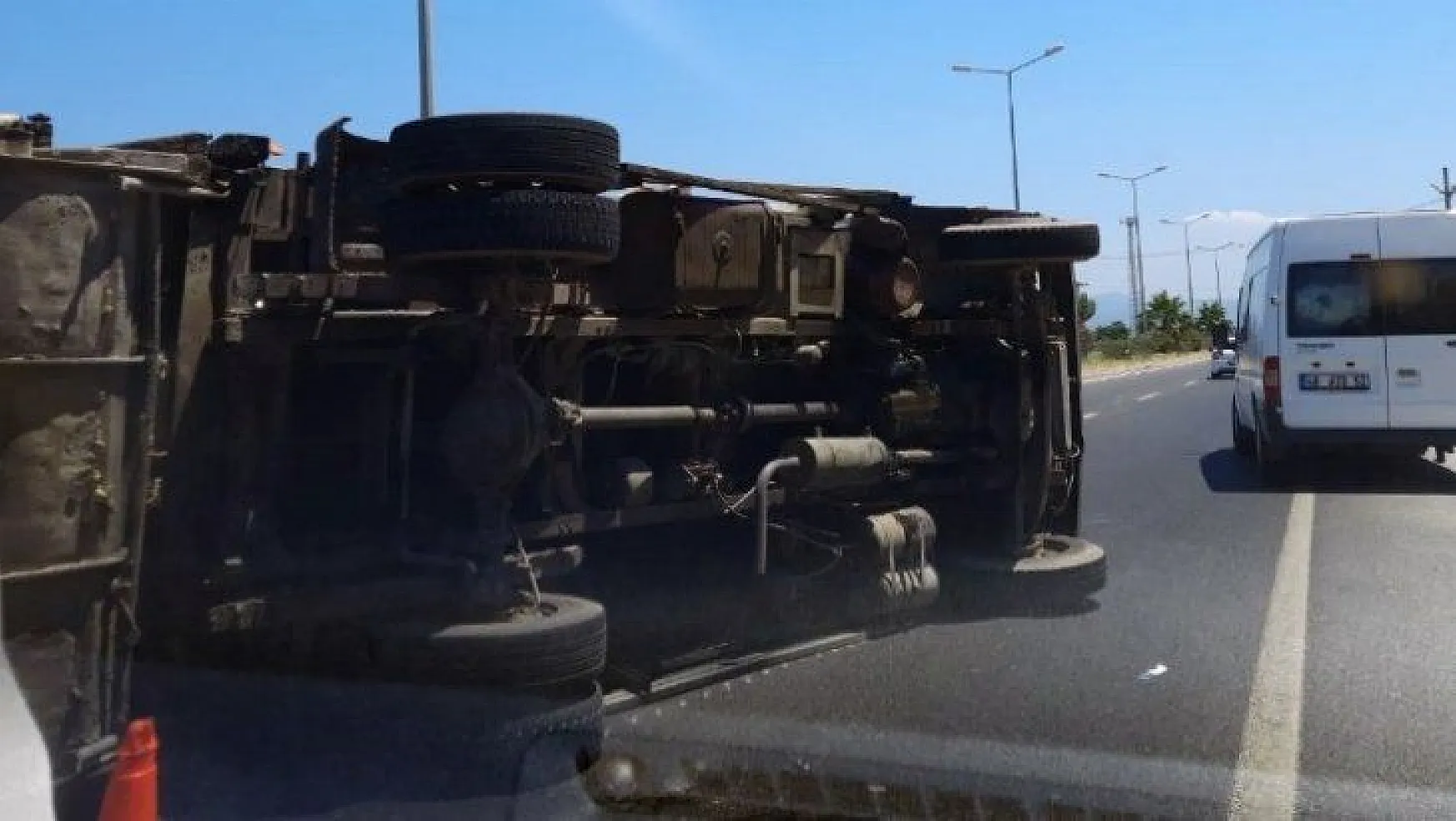 Milas'ta çöp kamyonu devrildi, iki kişi yaralandı