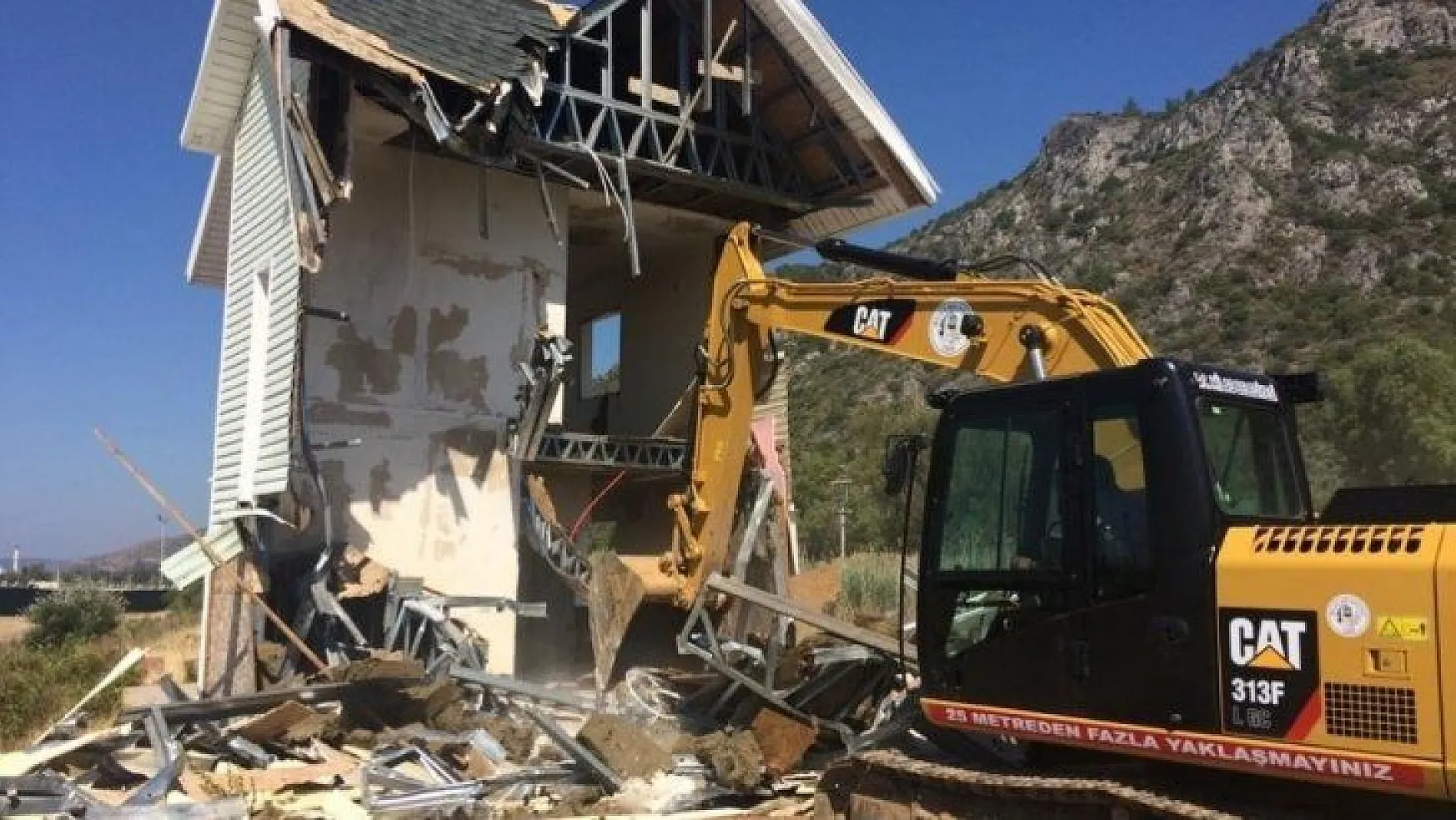 Milas'ta kaçak olduğu tespit edilen bina yıkıldı