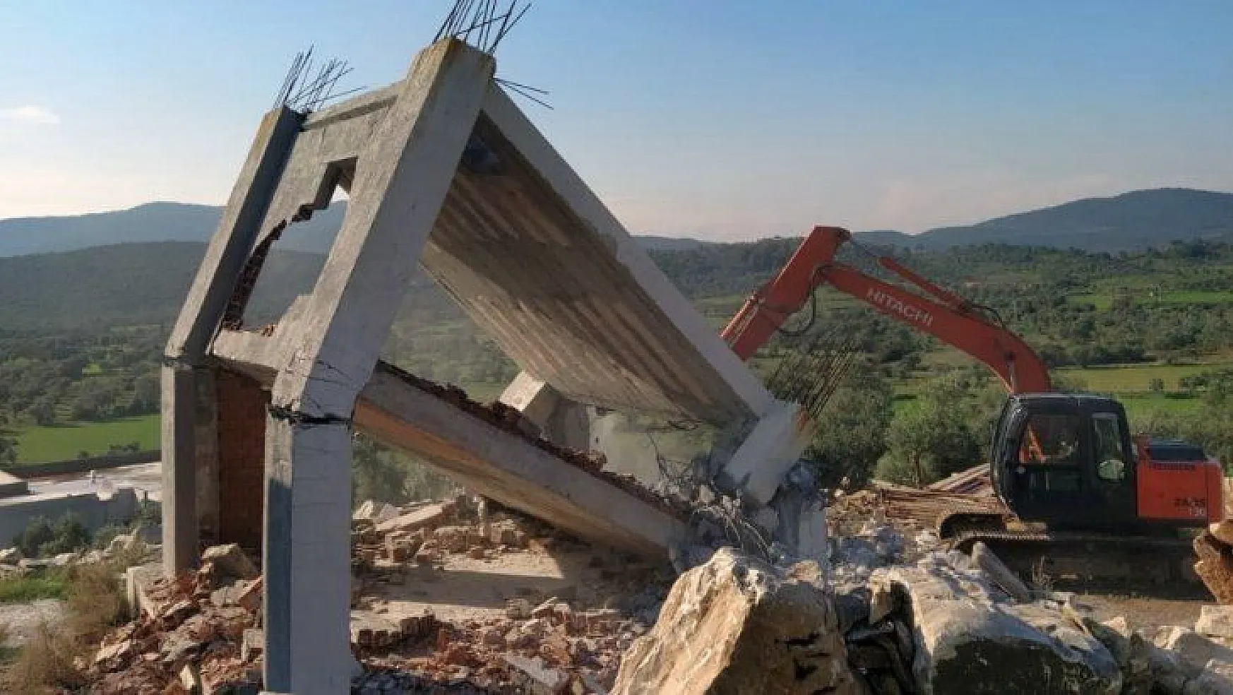 Milas'ta kaçak yapıların yıkımına başlandı