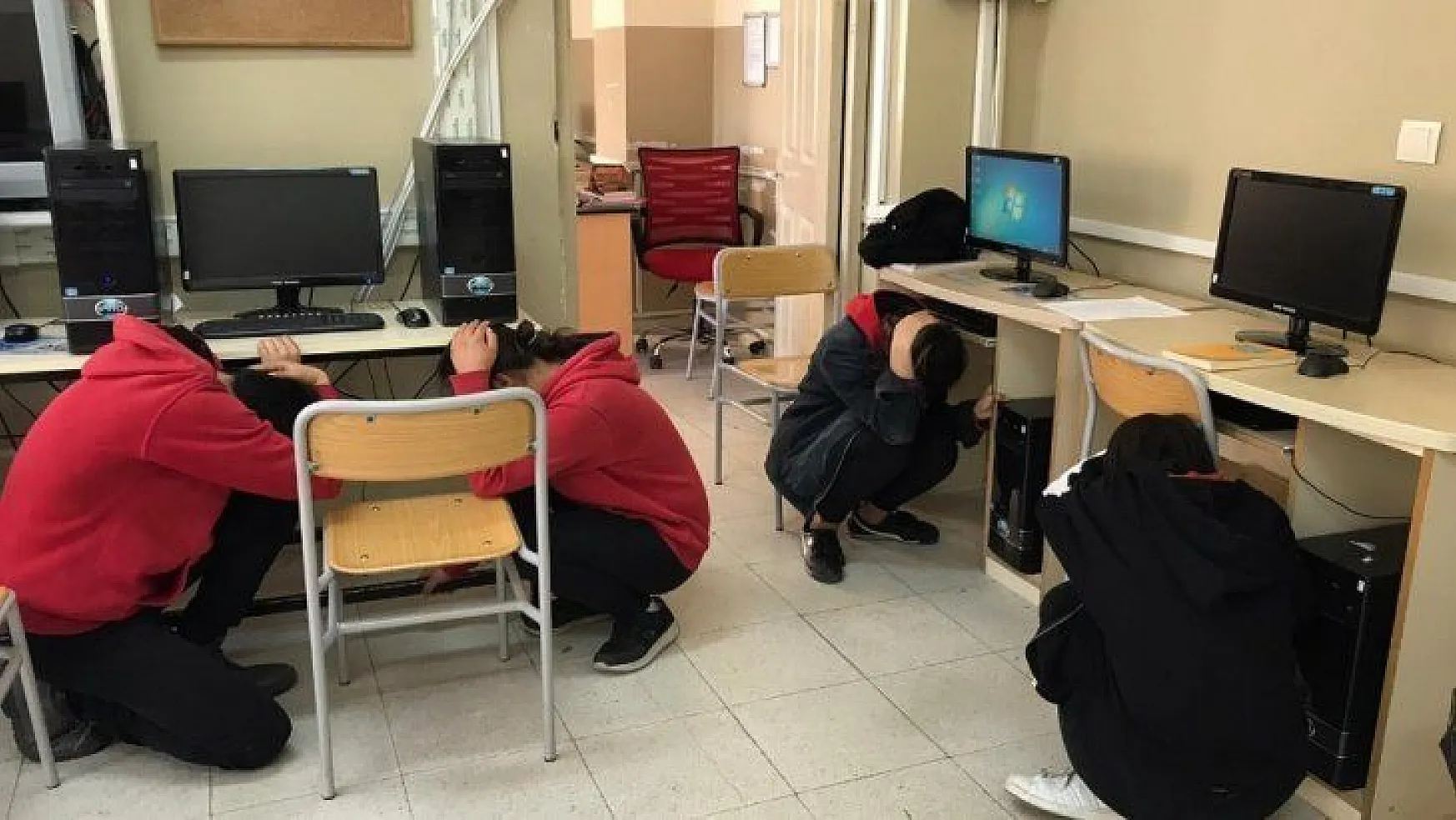 Milas'taki okullarda deprem tatbikatı yapıldı