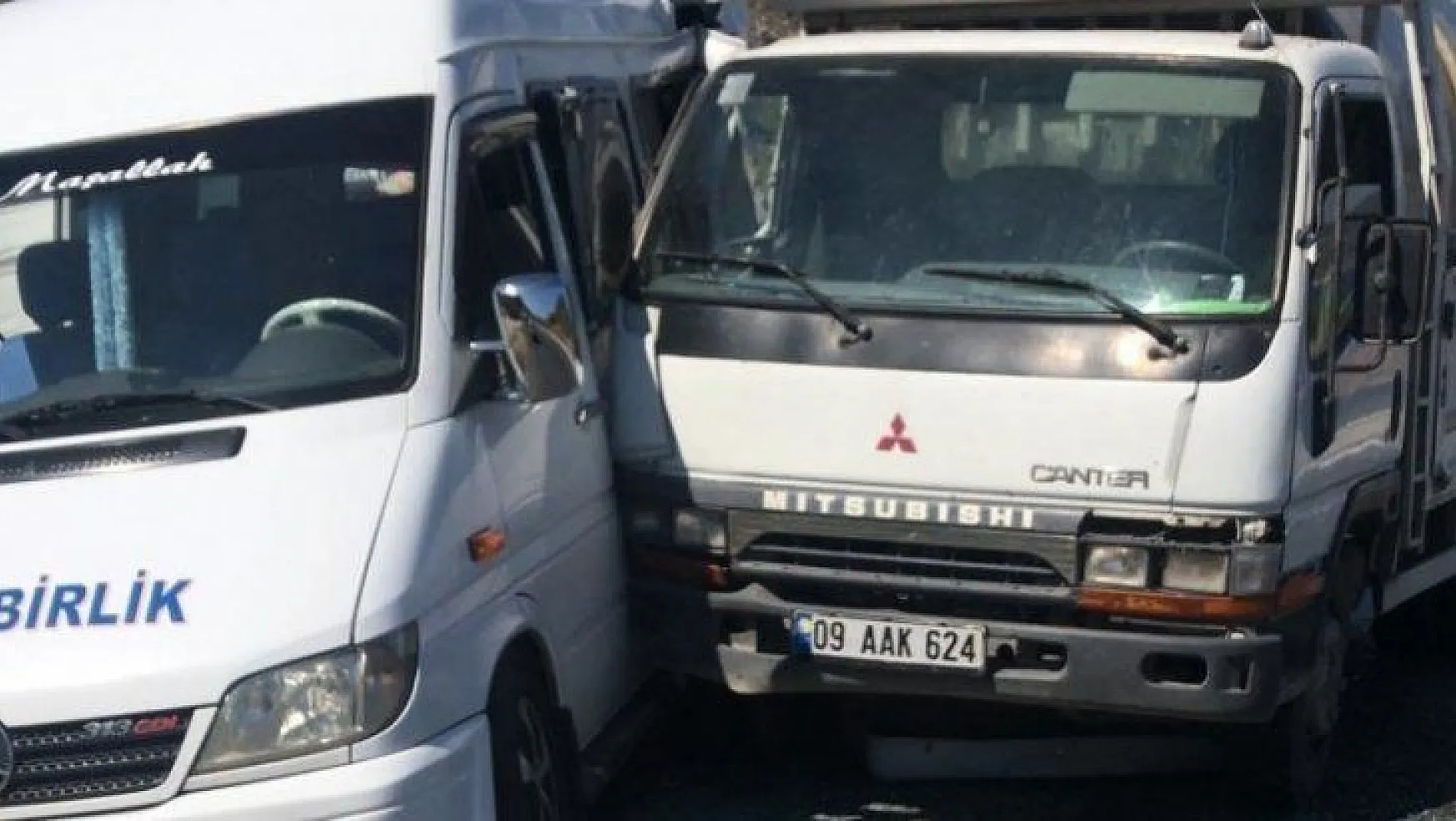 Minibüs ile kamyon çarpıştı: 5 yaralı