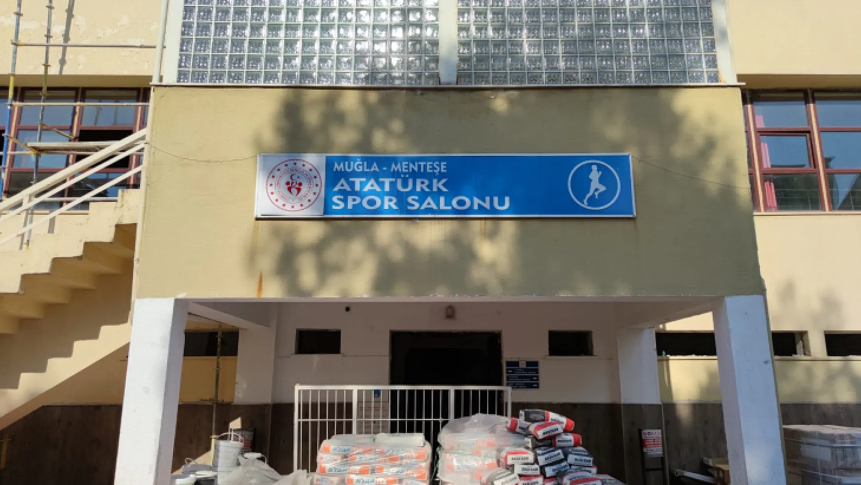 Muğla Atatürk Spor Salonu modern bir görünüme kavuşuyor